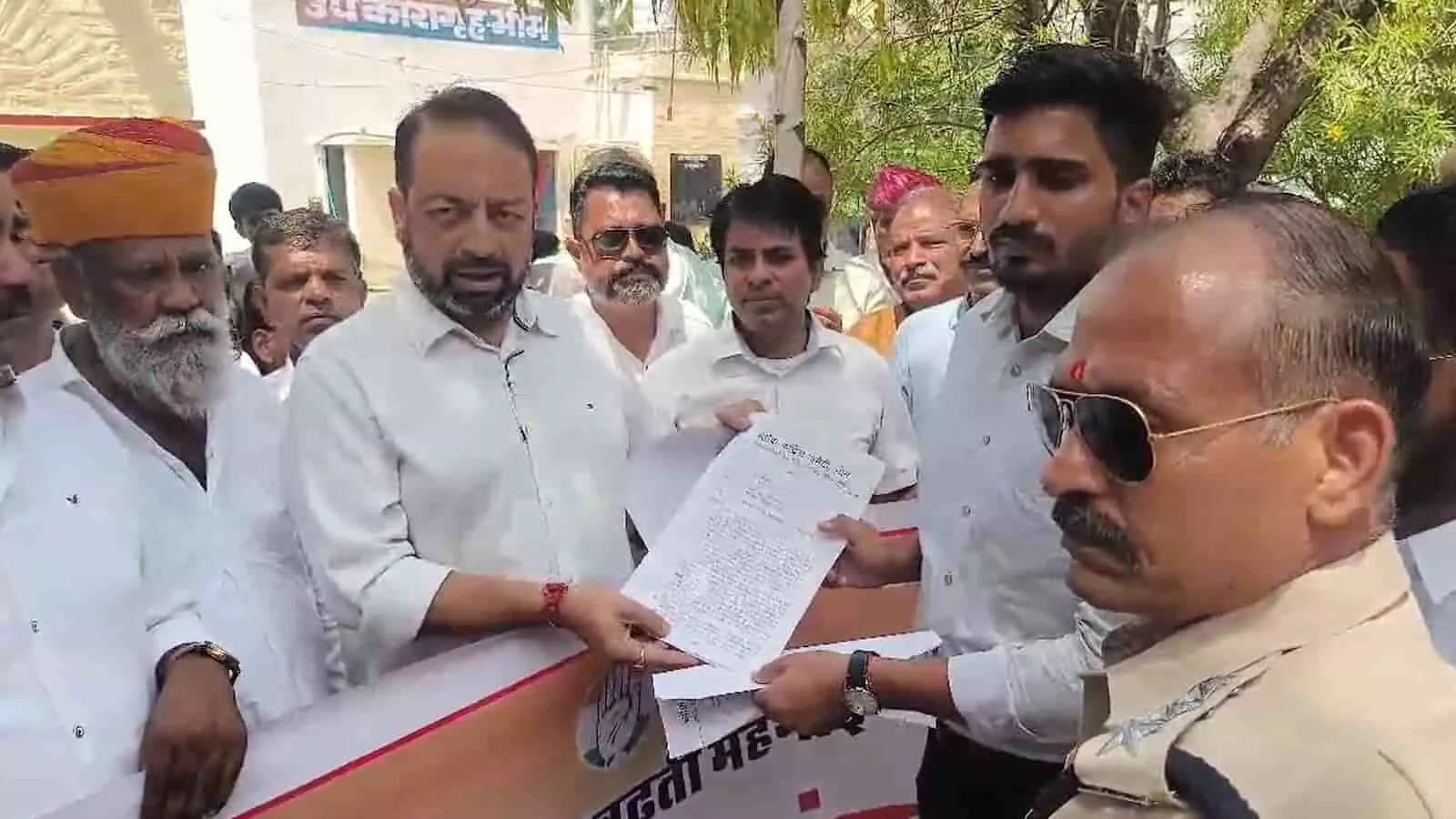 भीम में उपखंड अधिकारी कार्यालय के बाहर पूर्व विधायक सुदर्शन सिंह रावत समर्थकों के साथ ज्ञापन सौंपते हुए। भीम में उपखंड अधिकारी कार्यालय के बाहर पूर्व विधायक सुदर्शन सिंह रावत समर्थकों के साथ ज्ञापन सौंपते हुए।