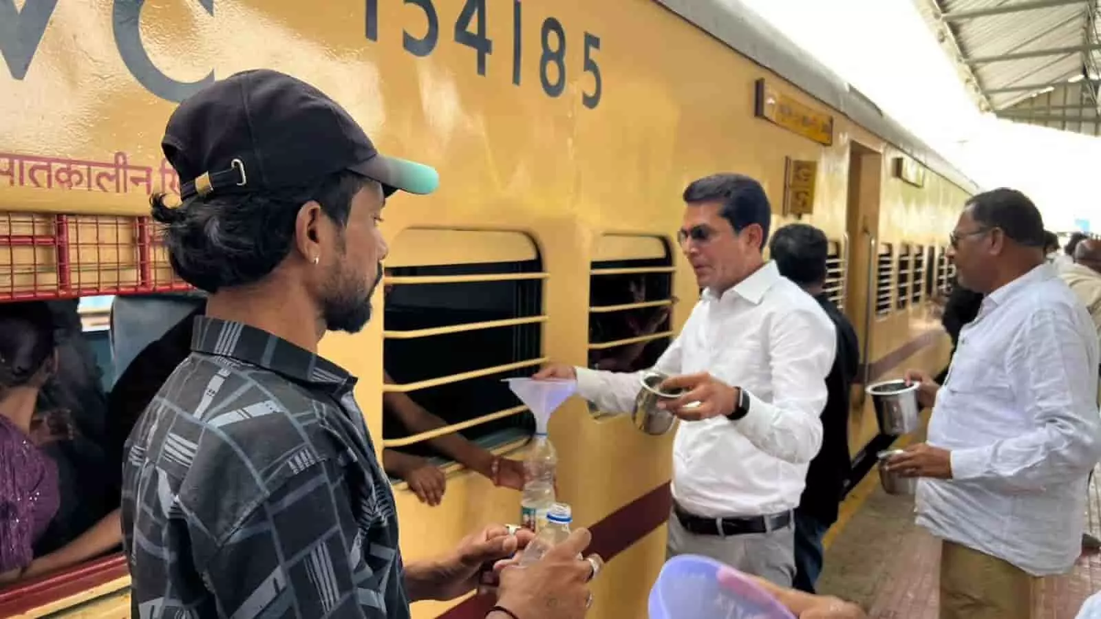 निंबाहेड़ा रेलवे स्टेशन पर ट्रेन यात्रियों को बोतल में ठंडा पानी वितरित करते समाजसेवी। निंबाहेड़ा रेलवे स्टेशन पर ट्रेन यात्रियों को बोतल में ठंडा पानी वितरित करते समाजसेवी।