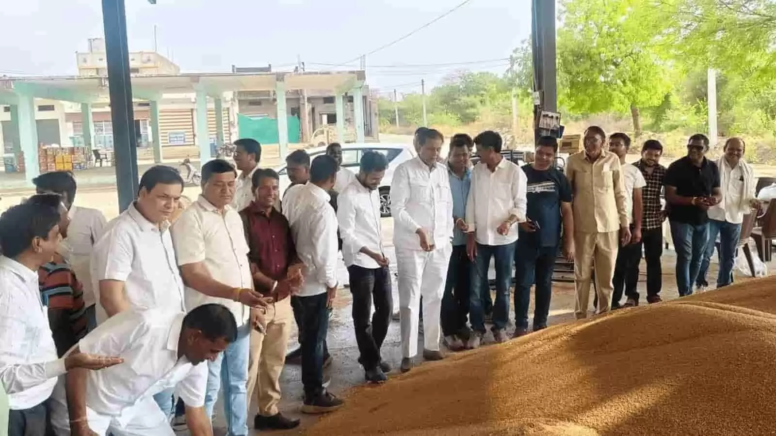 मंडी शेड के नीचे गेहूं के ढेर का निरीक्षण करते विधायक श्रीचंद कृपलानी और अन्य लोग निम्बाहेड़ा में गेहूं खरीद केंद्र पर व्यवस्था देखते हुए। मंडी शेड के नीचे गेहूं के ढेर का निरीक्षण करते विधायक श्रीचंद कृपलानी और अन्य लोग निम्बाहेड़ा में गेहूं खरीद केंद्र पर व्यवस्था देखते हुए।