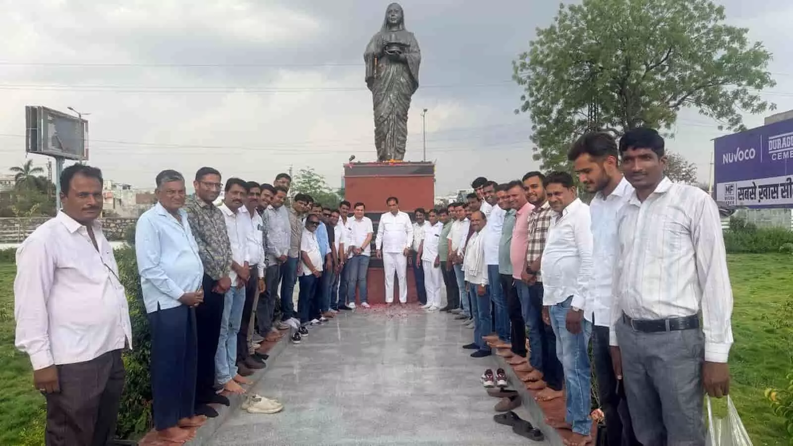 निम्बाहेड़ा मंडी प्रांगण में अहिल्याबाई होल्कर की प्रतिमा के साथ विधायक श्रीचंद कृपलानी और सामाजिक कार्यकर्ता श्रद्धांजलि देते हुए। निम्बाहेड़ा मंडी प्रांगण में अहिल्याबाई होल्कर की प्रतिमा के साथ विधायक श्रीचंद कृपलानी और सामाजिक कार्यकर्ता श्रद्धांजलि देते हुए।