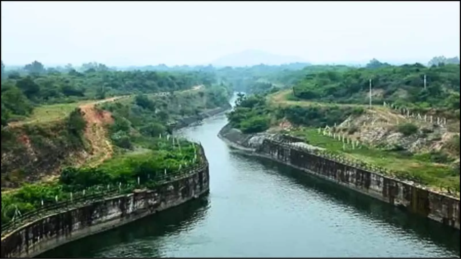 पहाड़ियों और हरियाली के बीच बहती हुई कंक्रीट की तेलुगु गंगा नहर उथुकोट्टई में जल आपूर्ति के संदर्भ में दिख रही है।