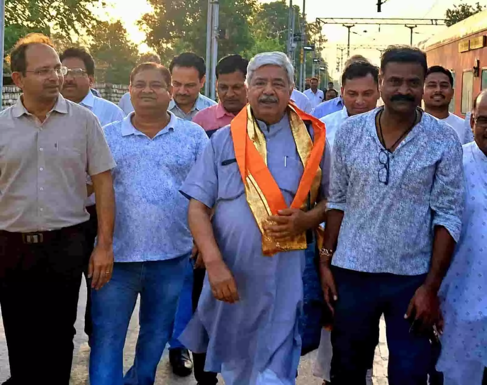रेलवे स्टेशन पर कार्यकर्ताओं के साथ पैदल चलते विहिप अध्यक्ष आलोक कुमार फतेहनगर आगमन के संदर्भ में। रेलवे स्टेशन पर कार्यकर्ताओं के साथ पैदल चलते विहिप अध्यक्ष आलोक कुमार फतेहनगर आगमन के संदर्भ में।