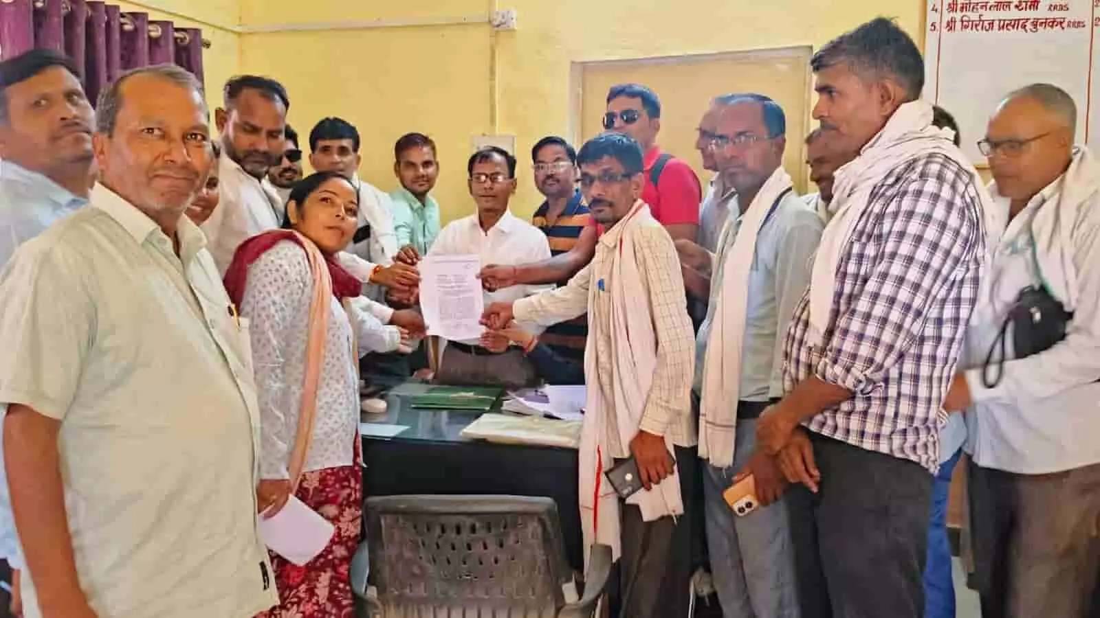 बीडीओ कार्यालय में ज्ञापन सौंपते पंचायतीराज मंत्रालयिक कर्मचारी संगठन के पदाधिकारी। बीडीओ कार्यालय में ज्ञापन सौंपते पंचायतीराज मंत्रालयिक कर्मचारी संगठन के पदाधिकारी।