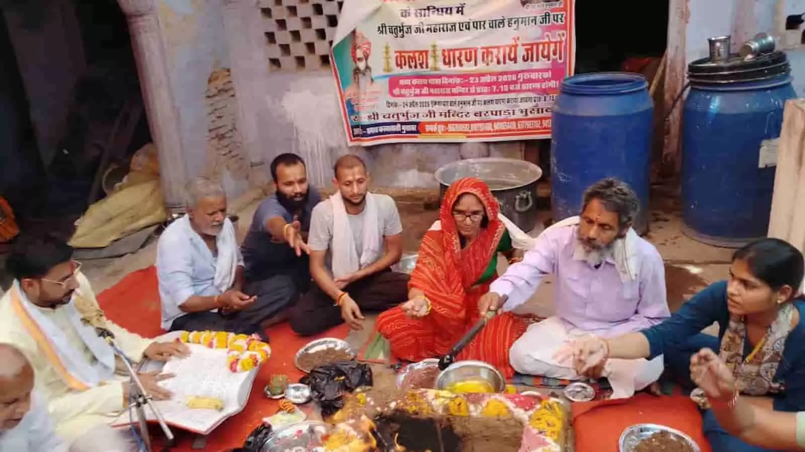 चतुर्भुजी मंदिर प्रांगण में यज्ञ कुंड के पास बैठकर हवन करते हुए श्रद्धालु और पुजारी। चतुर्भुजी मंदिर प्रांगण में यज्ञ कुंड के पास बैठकर हवन करते हुए श्रद्धालु और पुजारी।