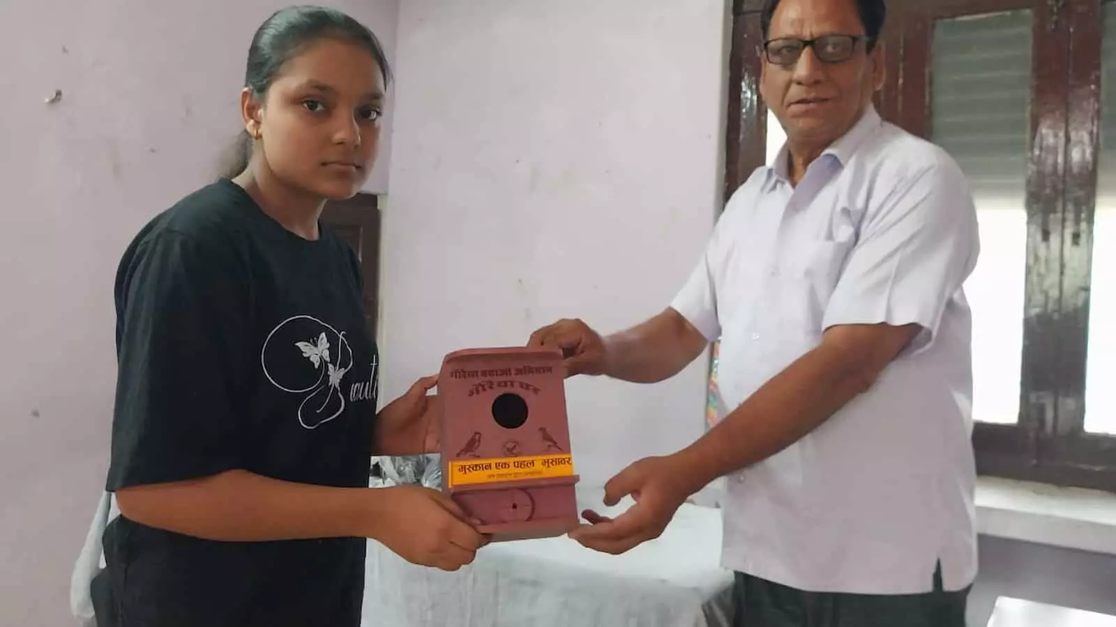 ऑनलाइन क्विज प्रतियोगिता के पुरस्कार वितरण समारोह में संस्थापक अरविंद मित्तल प्रतिभागी को स्मृति चिन्ह भेंट करते हुए भुसावर। ऑनलाइन क्विज प्रतियोगिता के पुरस्कार वितरण समारोह में संस्थापक अरविंद मित्तल प्रतिभागी को स्मृति चिन्ह भेंट करते हुए भुसावर।