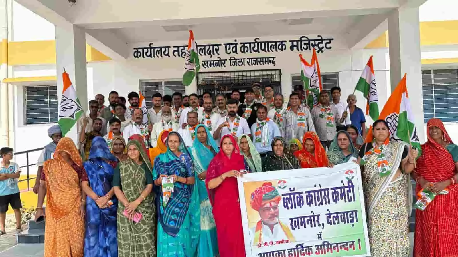 खमनोर तहसील कार्यालय के सामने खड़े कांग्रेस कार्यकर्ता नीट पेपर लीक और महंगाई के खिलाफ विरोध प्रदर्शन कर रहे हैं। खमनोर तहसील कार्यालय के सामने खड़े कांग्रेस कार्यकर्ता नीट पेपर लीक और महंगाई के खिलाफ विरोध प्रदर्शन कर रहे हैं।