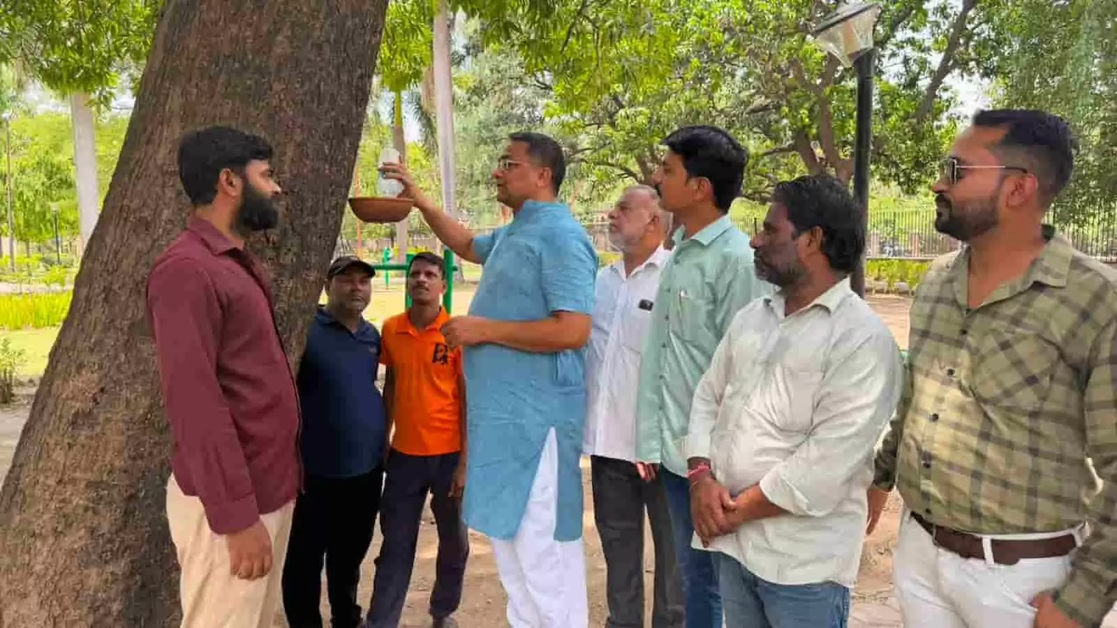 नेहरू पार्क में पेड़ पर मिट्टी का परिंडा बांधकर पानी भरते भाजपा नेता छगन माहुर और पदाधिकारी। नेहरू पार्क में पेड़ पर मिट्टी का परिंडा बांधकर पानी भरते भाजपा नेता छगन माहुर और पदाधिकारी।
