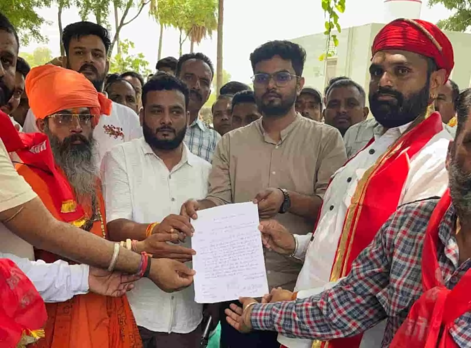 मोहन आश्रम में तहसीलदार को ज्ञापन सौंपते ग्रामीण और सामाजिक संगठनों के पदाधिकारी। मोहन आश्रम में तहसीलदार को ज्ञापन सौंपते ग्रामीण और सामाजिक संगठनों के पदाधिकारी।