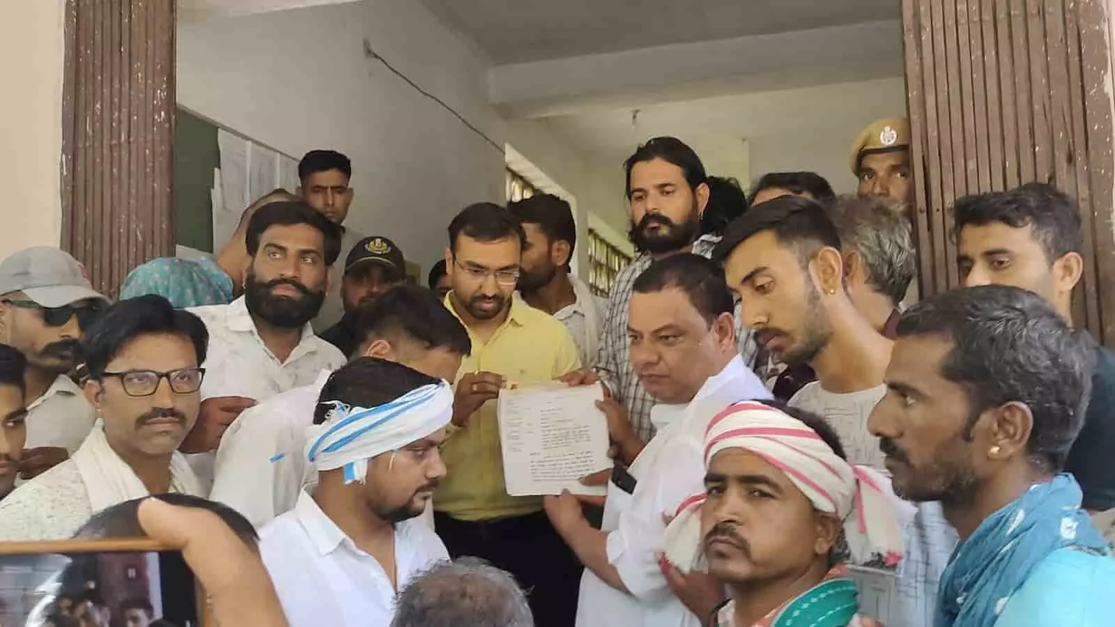 उपखंड कार्यालय के बाहर प्रदर्शनकारी अधिकारी को महिला कांस्टेबल की मौत के संदर्भ में ज्ञापन सौंपते हुए। उपखंड कार्यालय के बाहर प्रदर्शनकारी अधिकारी को महिला कांस्टेबल की मौत के संदर्भ में ज्ञापन सौंपते हुए।