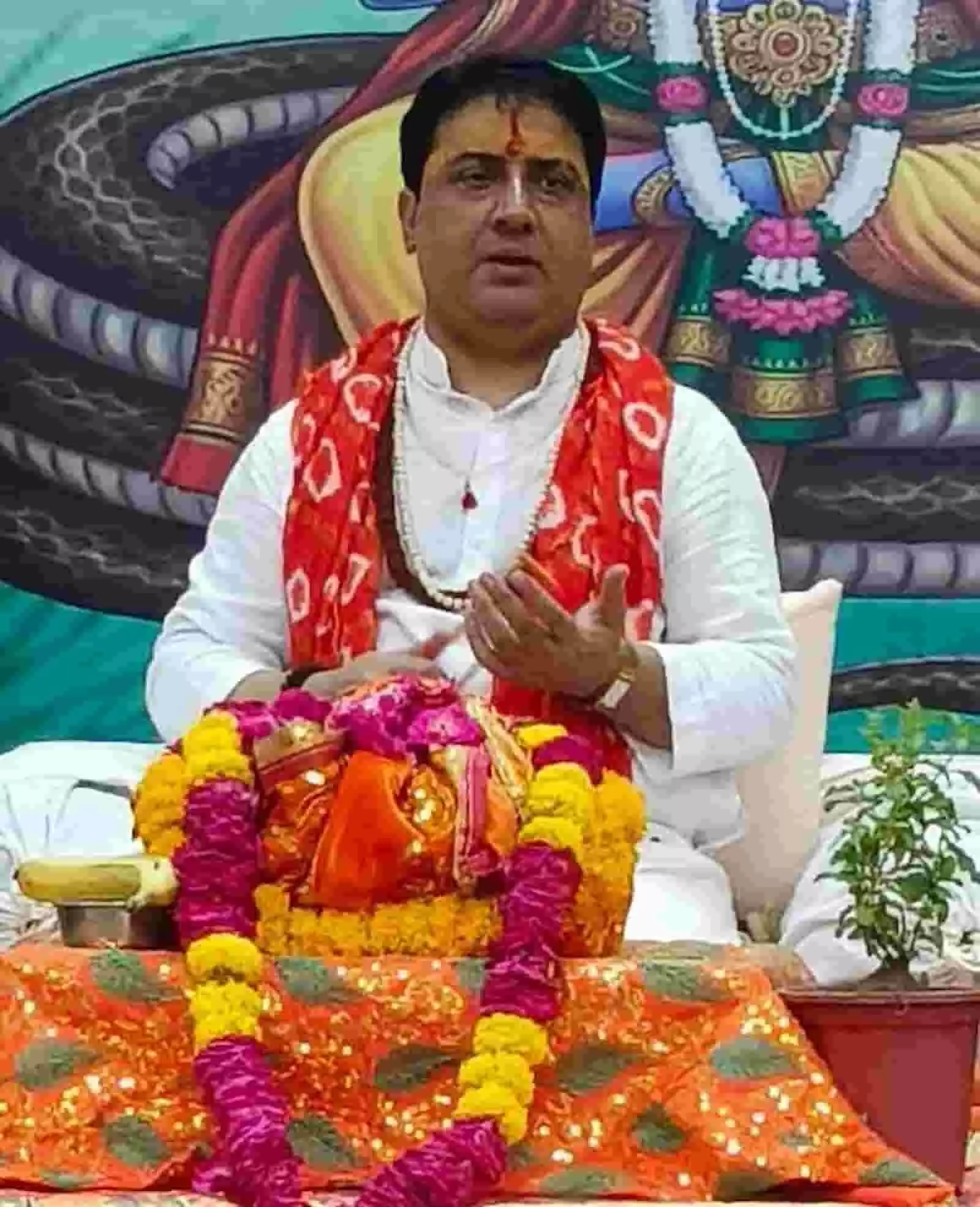 व्यास पीठ पर बैठकर कथा सुनाते हुए स्वामी अशोकानंद जी महाराज भीलवाड़ा हरि शेवा आश्रम धार्मिक प्रसंग में। व्यास पीठ पर बैठकर कथा सुनाते हुए स्वामी अशोकानंद जी महाराज भीलवाड़ा हरि शेवा आश्रम धार्मिक प्रसंग में।