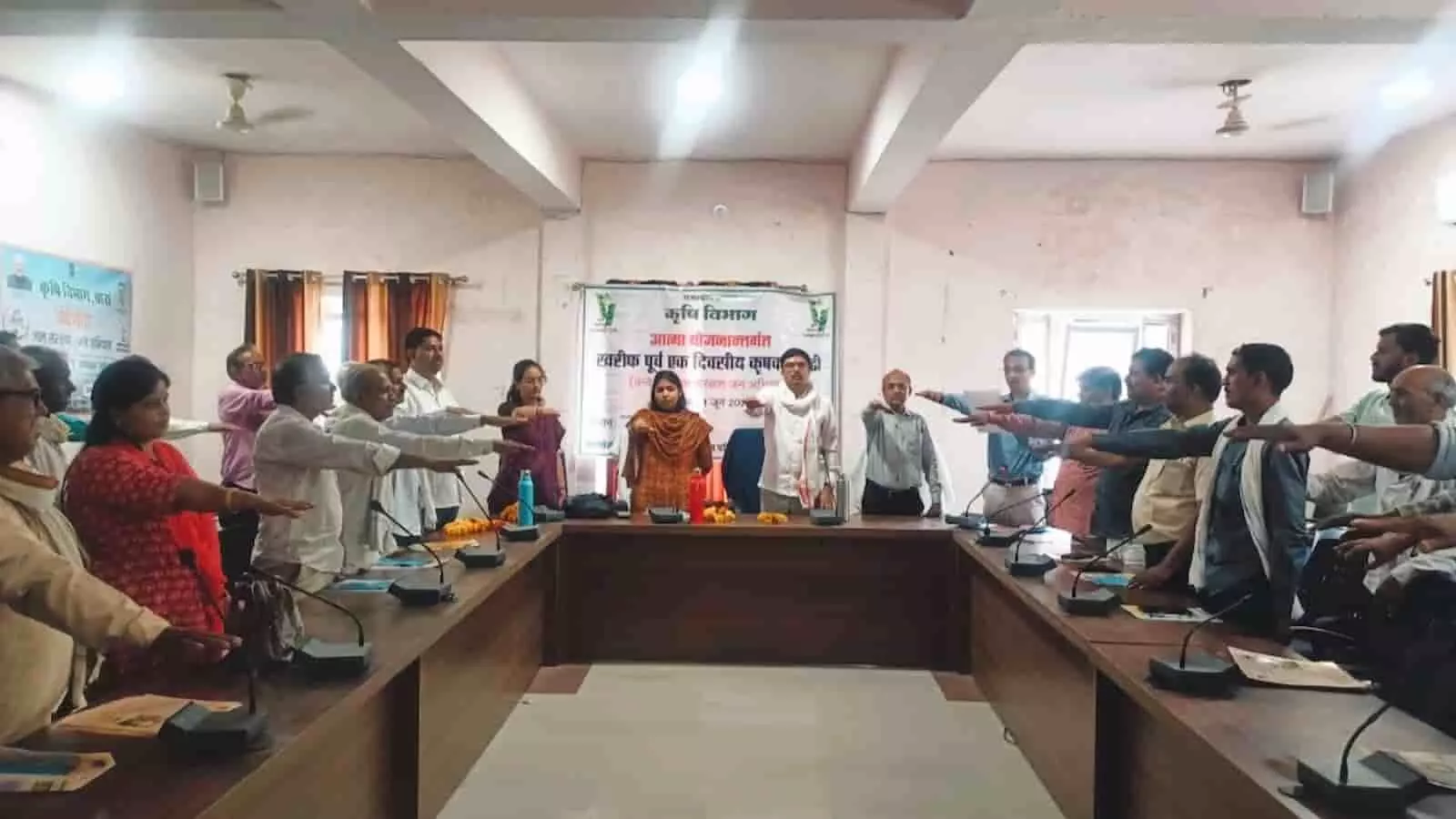 आत्मा सभागार में हाथ आगे बढ़ाकर जल संरक्षण की शपथ लेते विधायक ललित मीणा, कृषि अधिकारी और किसान। आत्मा सभागार में हाथ आगे बढ़ाकर जल संरक्षण की शपथ लेते विधायक ललित मीणा, कृषि अधिकारी और किसान।