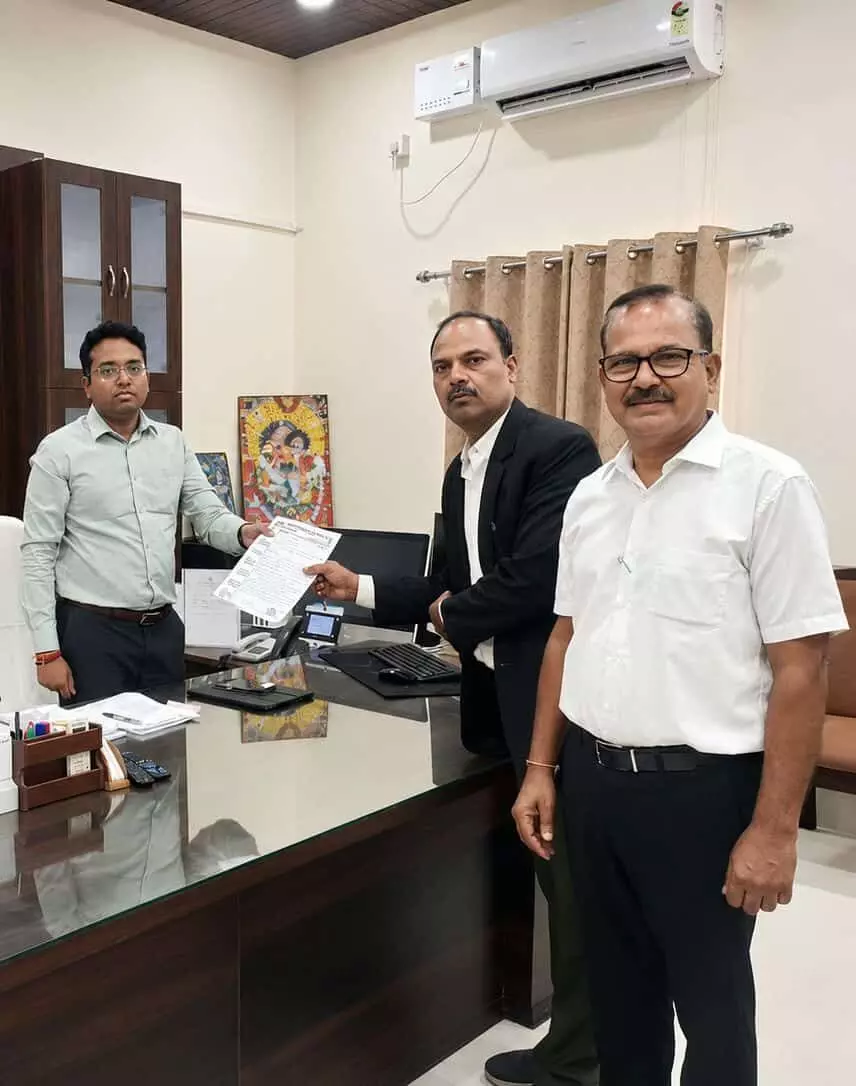जिला कलेक्टर को डीग किले के मुख्य द्वार का समय बदलने के लिए ज्ञापन सौंपते बार एसोसिएशन अध्यक्ष