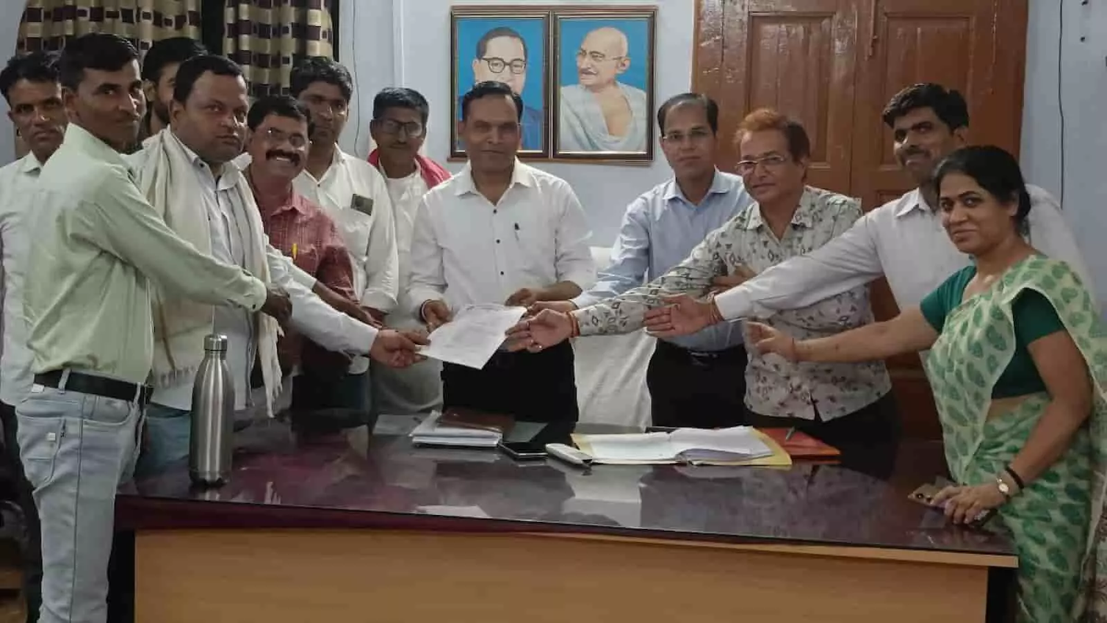 कार्यालय में अधिकारियों को ज्ञापन सौंपते पंचायती राज मंत्रालयिक कर्मचारी संगठन के पदाधिकारी छोटीसादड़ी में विरोध जताते हुए। कार्यालय में अधिकारियों को ज्ञापन सौंपते पंचायती राज मंत्रालयिक कर्मचारी संगठन के पदाधिकारी छोटीसादड़ी में विरोध जताते हुए।