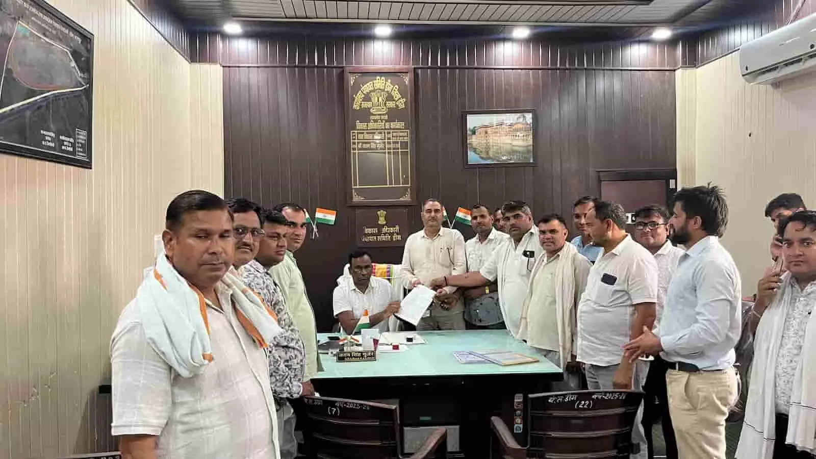 डीग के विकास अधिकारी कार्यालय में जतन सिंह गुर्जर को ज्ञापन सौंपते पंचायती राज मंत्रालयिक कर्मचारी।