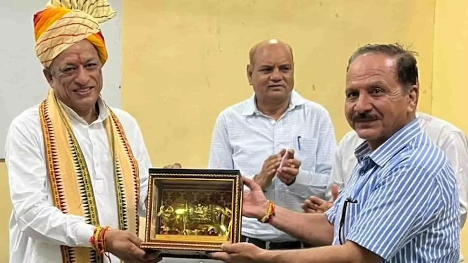 सुमेरपुर कृषि महाविद्यालय के वार्षिकोत्सव समारोह में मंच पर कैबिनेट मंत्री जोराराम कुमावत को स्मृति चिह्न सौंपते पदाधिकारी। सुमेरपुर कृषि महाविद्यालय के वार्षिकोत्सव समारोह में मंच पर कैबिनेट मंत्री जोराराम कुमावत को स्मृति चिह्न सौंपते पदाधिकारी।