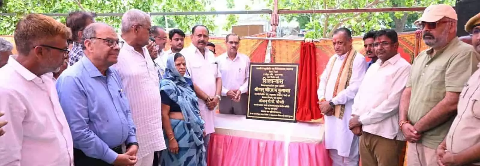 शिलान्यास पट्टिका के पास खड़े कैबिनेट मंत्री जोराराम कुमावत और जनप्रतिनिधि तख्तगढ़ सुमेरपुर में पशु चिकित्सालय कार्यक्रम में। शिलान्यास पट्टिका के पास खड़े कैबिनेट मंत्री जोराराम कुमावत और जनप्रतिनिधि तख्तगढ़ सुमेरपुर में पशु चिकित्सालय कार्यक्रम में।