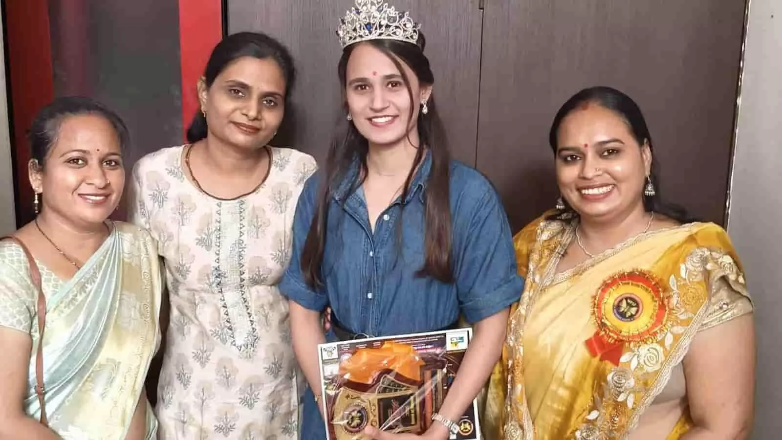 मंच पर स्मृति चिन्ह और क्राउन के साथ खड़ी महिलाएं जयपुर के वर्धमान इंटरनेशनल स्कूल में नृत्य लीग ऑडिशन के दौरान। मंच पर स्मृति चिन्ह और क्राउन के साथ खड़ी महिलाएं जयपुर के वर्धमान इंटरनेशनल स्कूल में नृत्य लीग ऑडिशन के दौरान।