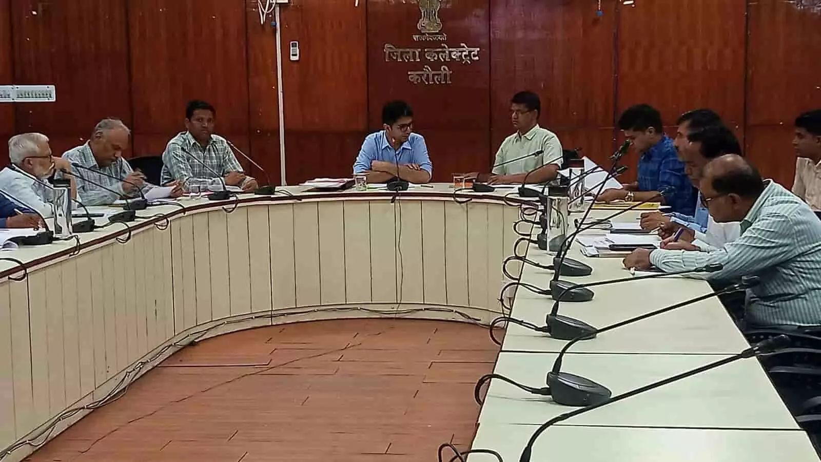 कलेक्ट्रेट सभागार में बैठक की अध्यक्षता करते जिला कलक्टर अक्षय गोदारा और उपस्थित प्रशासनिक अधिकारी करौली। कलेक्ट्रेट सभागार में बैठक की अध्यक्षता करते जिला कलक्टर अक्षय गोदारा और उपस्थित प्रशासनिक अधिकारी करौली।