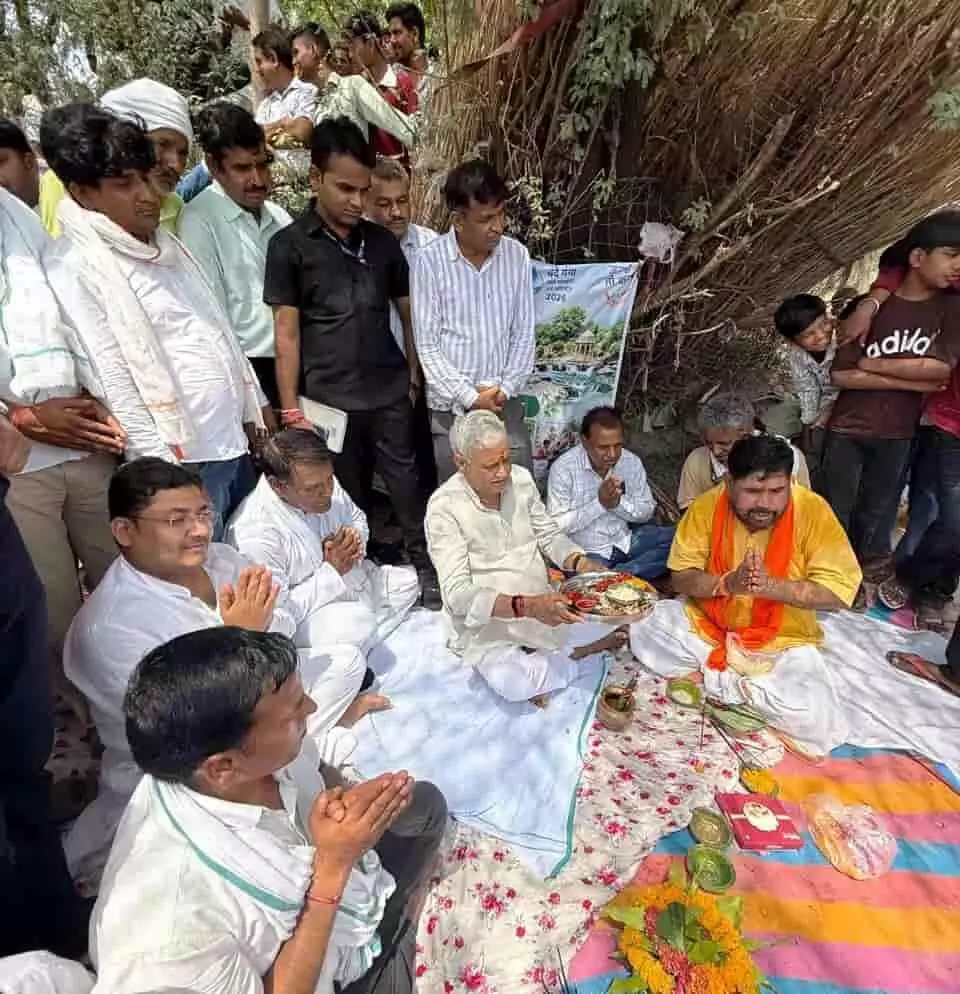 सवाई माधोपुर के मलारना चौड़ में दुर्गा सागर तालाब पर पूजा की थाली लेकर जल पूजन करते कृषि मंत्री डॉ. किरोड़ी लाल मीणा। सवाई माधोपुर के मलारना चौड़ में दुर्गा सागर तालाब पर पूजा की थाली लेकर जल पूजन करते कृषि मंत्री डॉ. किरोड़ी लाल मीणा।
