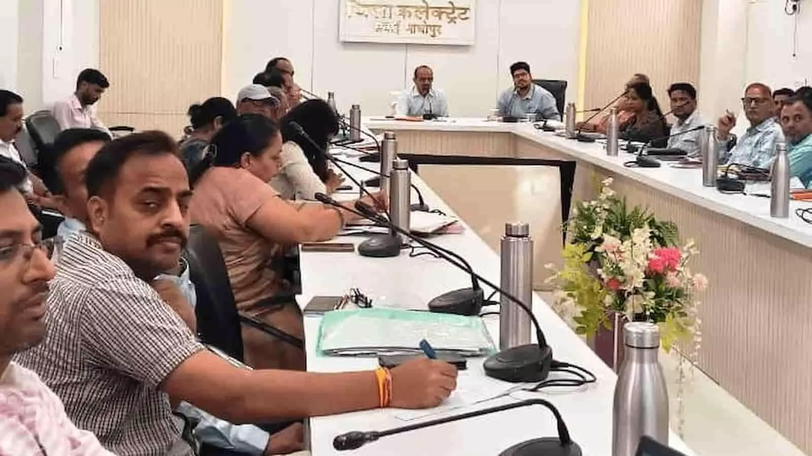 जिला कलक्ट्रेट सभागार में अधिकारियों के साथ बैठक करते जिला कलक्टर काना राम सवाई माधोपुर में। जिला कलक्ट्रेट सभागार में अधिकारियों के साथ बैठक करते जिला कलक्टर काना राम सवाई माधोपुर में।
