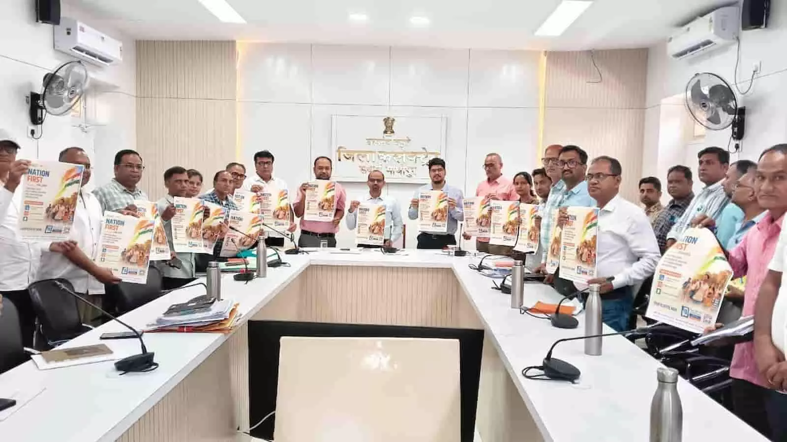 सवाई माधोपुर कलेक्ट्रेट सभागार में अधिकारियों द्वारा एंटी मलेरिया अभियान का पोस्टर प्रदर्शित करते हुए जा सवाई माधोपुर कलेक्ट्रेट सभागार में अधिकारियों द्वारा एंटी मलेरिया अभियान का पोस्टर प्रदर्शित करते हुए जा