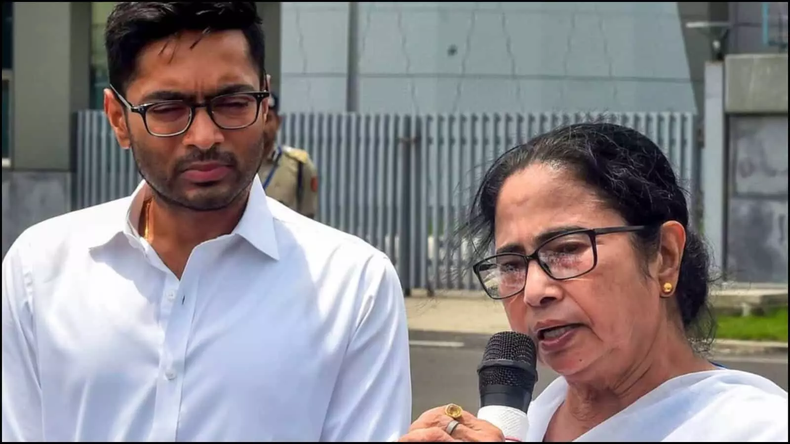 हाथ में माइक्रोफोन थामे बोलती हुई ममता बनर्जी और पास खड़े अभिषेक बनर्जी कोलकाता में राजनीतिक बयानबाजी के संदर्भ में दिख रहे हैं। हाथ में माइक्रोफोन थामे बोलती हुई ममता बनर्जी और पास खड़े अभिषेक बनर्जी कोलकाता में राजनीतिक बयानबाजी के संदर्भ में दिख रहे हैं।