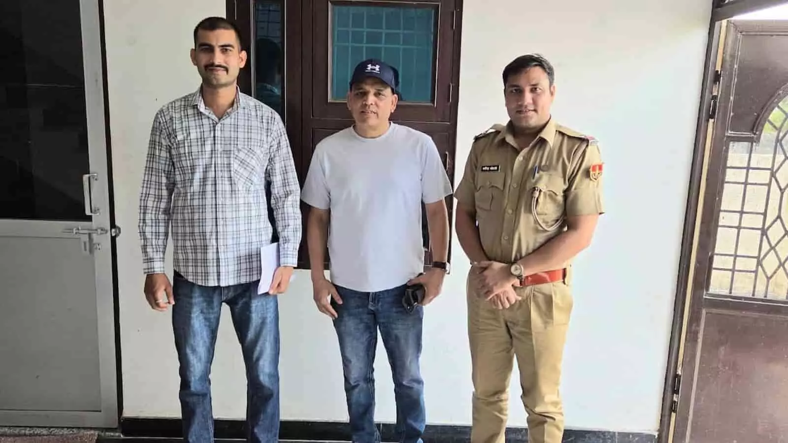 सवाई माधोपुर साइबर क्राइम थाना कार्यालय में दस्तावेज जांच करते पुलिस अधिकारी ठगी राशि रिफण्ड मामले में सवाई माधोपुर साइबर क्राइम थाना कार्यालय में दस्तावेज जांच करते पुलिस अधिकारी ठगी राशि रिफण्ड मामले में