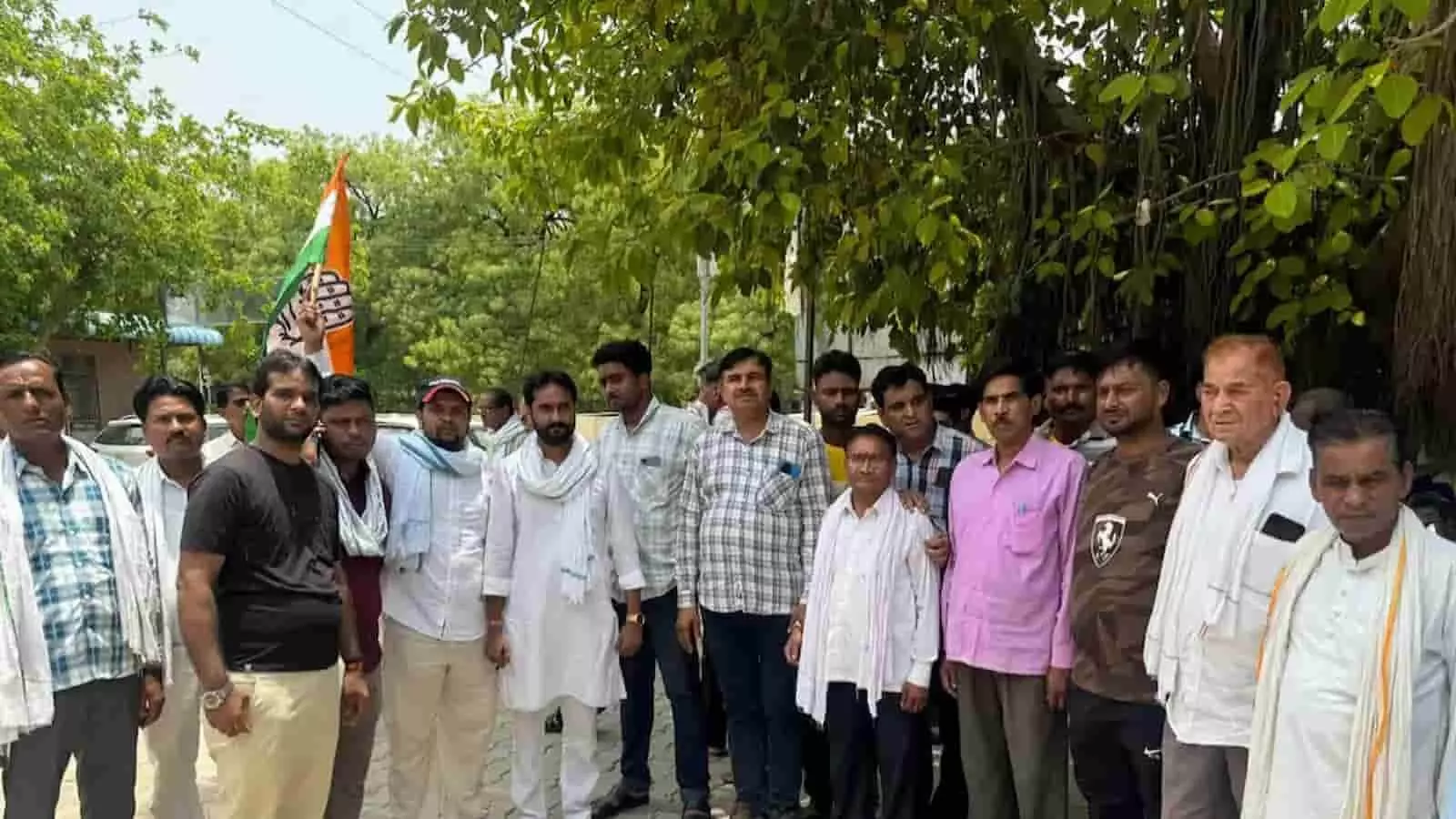 गंगापुर सिटी मिनी सचिवालय में बढ़ती महंगाई और बेरोजगारी के खिलाफ नारेबाजी कर प्रदर्शन करते कांग्रेस कार्यकर्ता। गंगापुर सिटी मिनी सचिवालय में बढ़ती महंगाई और बेरोजगारी के खिलाफ नारेबाजी कर प्रदर्शन करते कांग्रेस कार्यकर्ता।