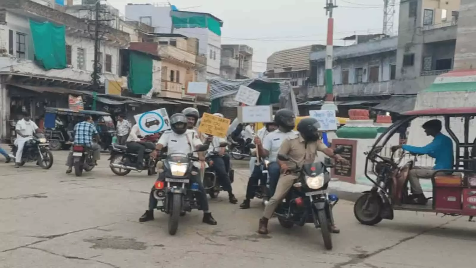 गंगापुर सिटी के फव्वारा चौक पर हेलमेट पहने पुलिसकर्मी मोटर साइकिल रैली निकालकर सड़क सुरक्षा का गंगापुर सिटी के फव्वारा चौक पर हेलमेट पहने पुलिसकर्मी मोटर साइकिल रैली निकालकर सड़क सुरक्षा का