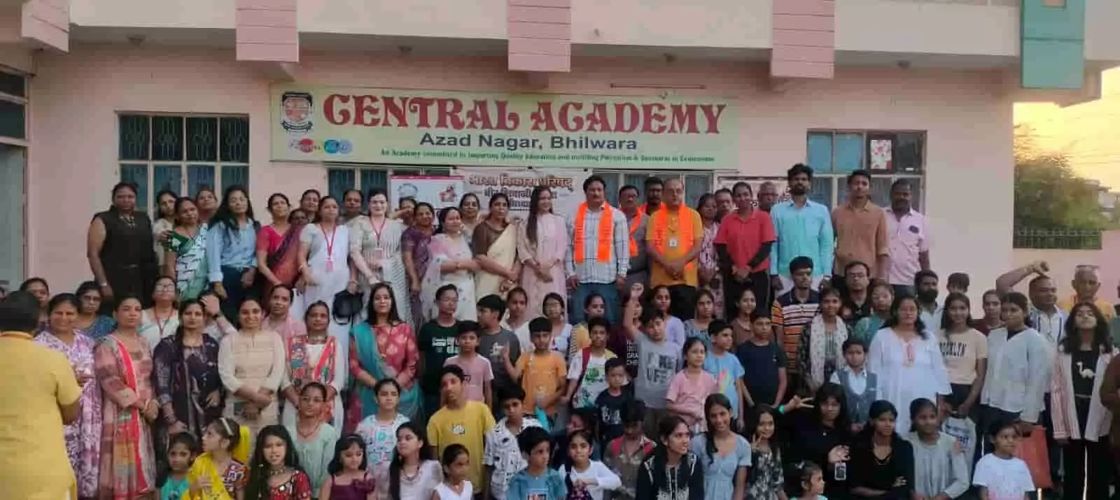 सेंट्रल अकैडमी भीलवाड़ा में भारत विकास परिषद के शिविर समापन समारोह पर सामूहिक तस्वीर के लिए खड़े बच्चे और अतिथि। सेंट्रल अकैडमी भीलवाड़ा में भारत विकास परिषद के शिविर समापन समारोह पर सामूहिक तस्वीर के लिए खड़े बच्चे और अतिथि।