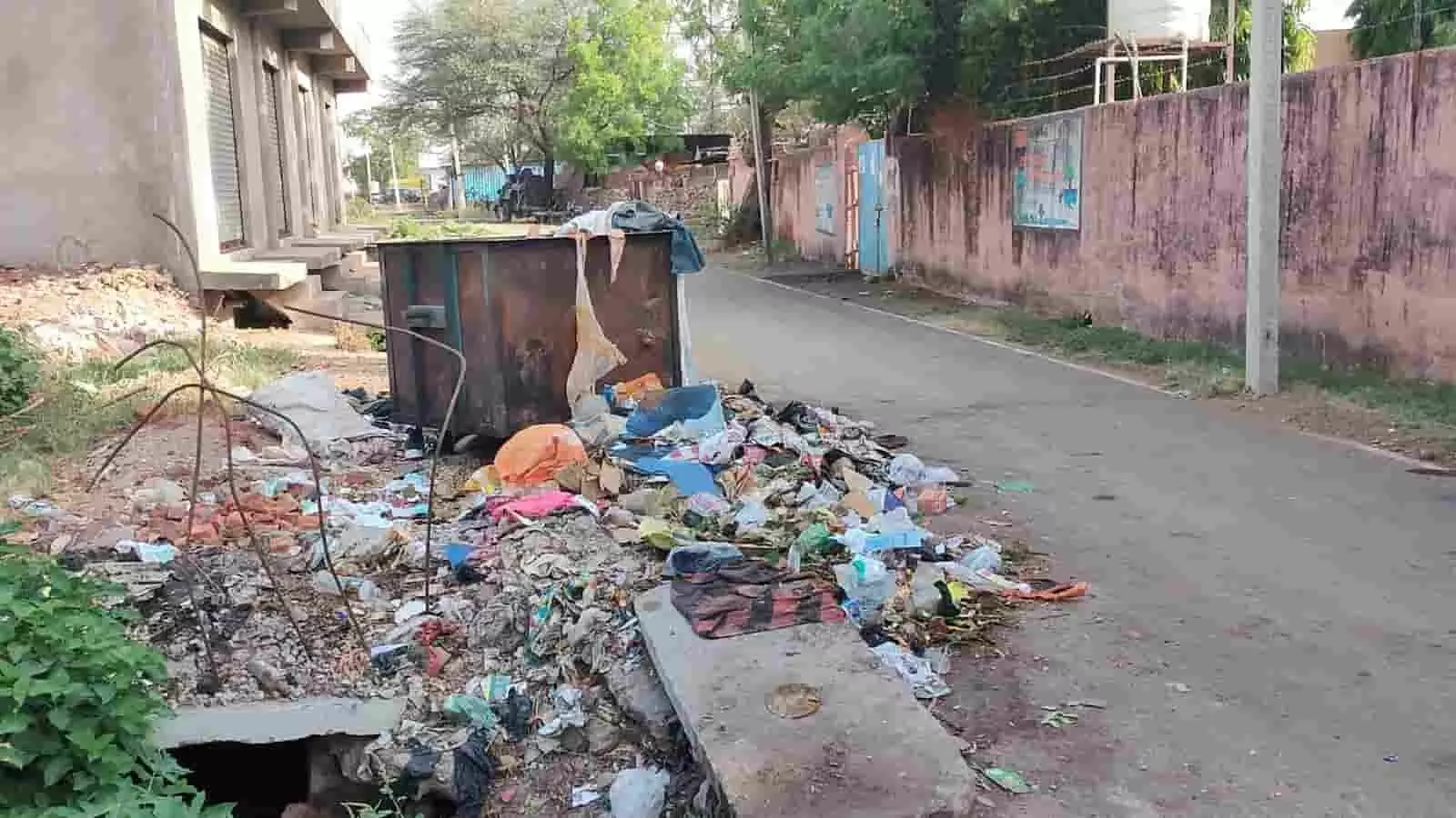 सड़क किनारे खुली नाली और ओवरफ्लो कचरा बॉक्स छोटीसादड़ी के यादव मोहल्ला में प्रशासन की लापरवाही दिखाता हुआ। सड़क किनारे खुली नाली और ओवरफ्लो कचरा बॉक्स छोटीसादड़ी के यादव मोहल्ला में प्रशासन की लापरवाही दिखाता हुआ।