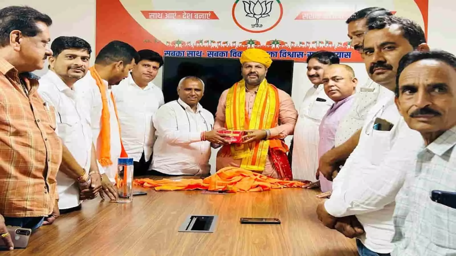चित्तौड़गढ़ के पांडोली में आयोजित माली समाज प्रतिभा सम्मान समारोह में मंचासीन अतिथि और समाज के गणमान्य नागरिक। चित्तौड़गढ़ के पांडोली में आयोजित माली समाज प्रतिभा सम्मान समारोह में मंचासीन अतिथि और समाज के गणमान्य नागरिक।