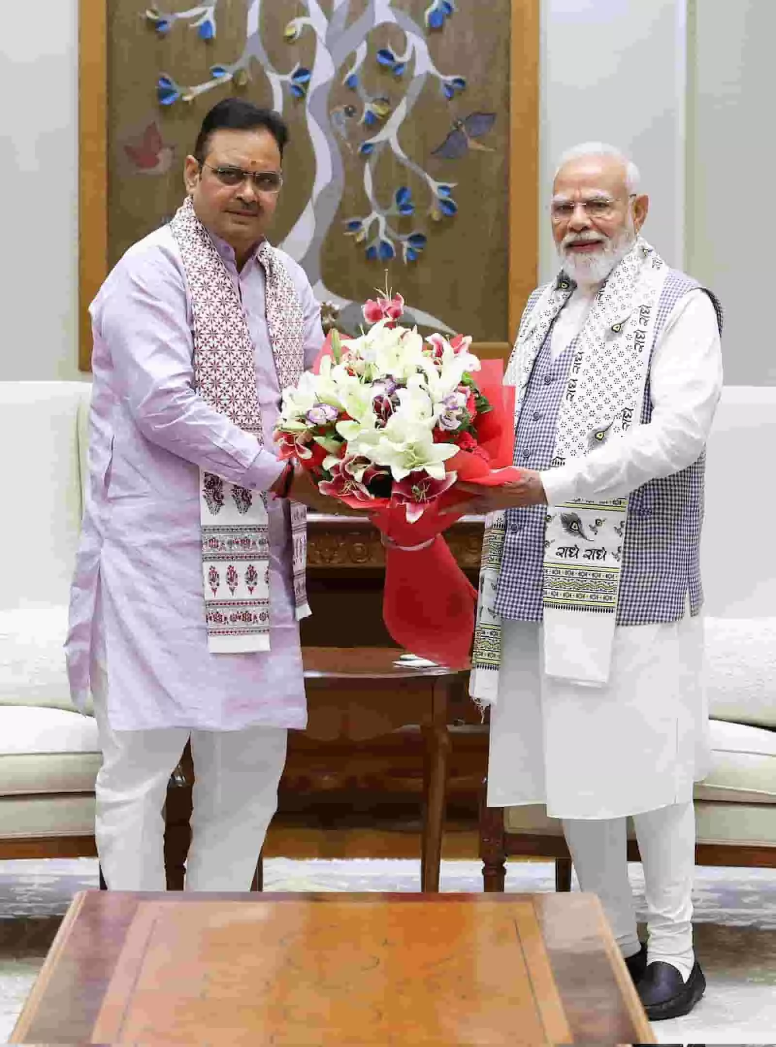 बैठक के दौरान प्रधानमंत्री नरेंद्र मोदी को गुलदस्ता भेंट करते राजस्थान के मुख्यमंत्री भजनलाल शर्मा नई दिल्ली में। बैठक के दौरान प्रधानमंत्री नरेंद्र मोदी को गुलदस्ता भेंट करते राजस्थान के मुख्यमंत्री भजनलाल शर्मा नई दिल्ली में।