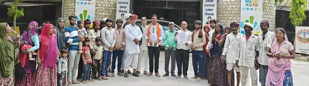 चित्तौड़गढ़ कलेक्ट्रेट के बाहर जनाधिकार समिति के कार्यकर्ता और घुमन्तु परिवार के सदस्य ज्ञापन के साथ खड़े हैं। चित्तौड़गढ़ कलेक्ट्रेट के बाहर जनाधिकार समिति के कार्यकर्ता और घुमन्तु परिवार के सदस्य ज्ञापन के साथ खड़े हैं।