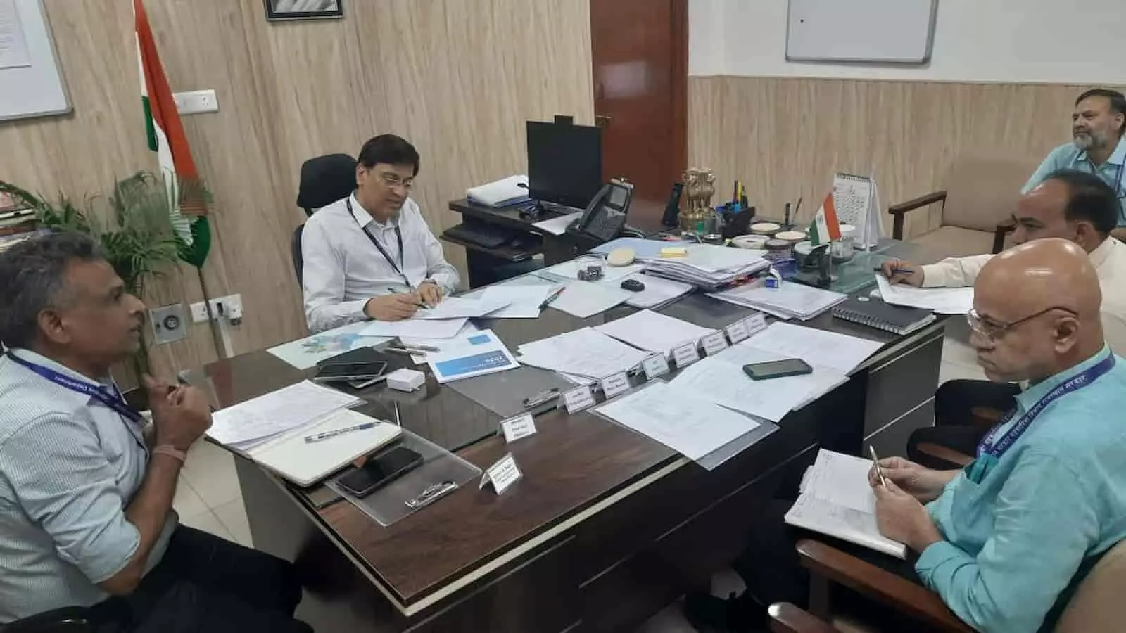 शासन सचिवालय के कक्ष में बैठक लेते सहकारिता विभाग के शासन सचिव डॉ. समित शर्मा। शासन सचिवालय के कक्ष में बैठक लेते सहकारिता विभाग के शासन सचिव डॉ. समित शर्मा।