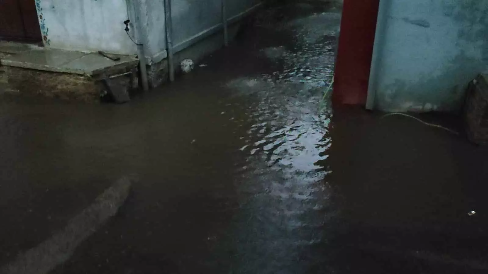 बारिश के कारण जलमग्न हुई सड़क छोटीसादड़ी में मौसम परिवर्तन के बाद जलभराव को दर्शाती है। बारिश के कारण जलमग्न हुई सड़क छोटीसादड़ी में मौसम परिवर्तन के बाद जलभराव को दर्शाती है।