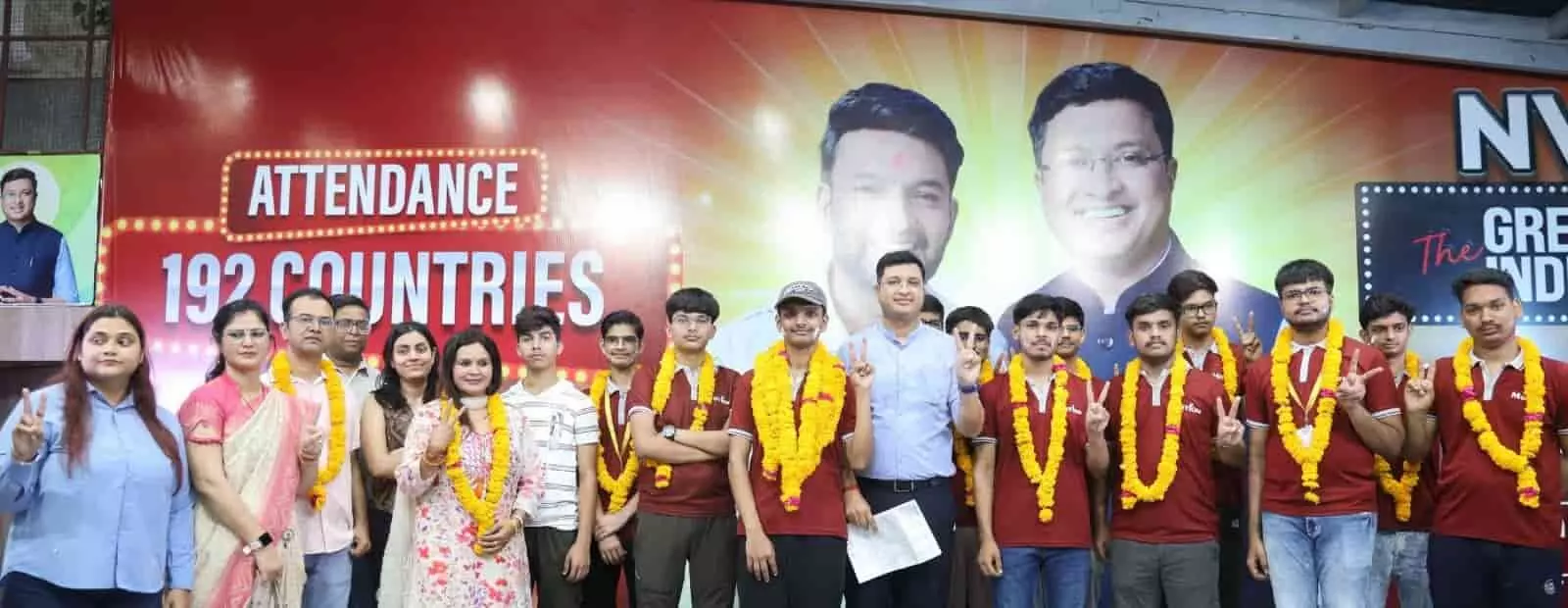 कोटा के कोचिंग कैम्पस में जेईई एडवांस्ड टॉपर्स छात्र और शिक्षक जीत का जश्न मनाते हुए दिख रहे हैं। कोटा के कोचिंग कैम्पस में जेईई एडवांस्ड टॉपर्स छात्र और शिक्षक जीत का जश्न मनाते हुए दिख रहे हैं।