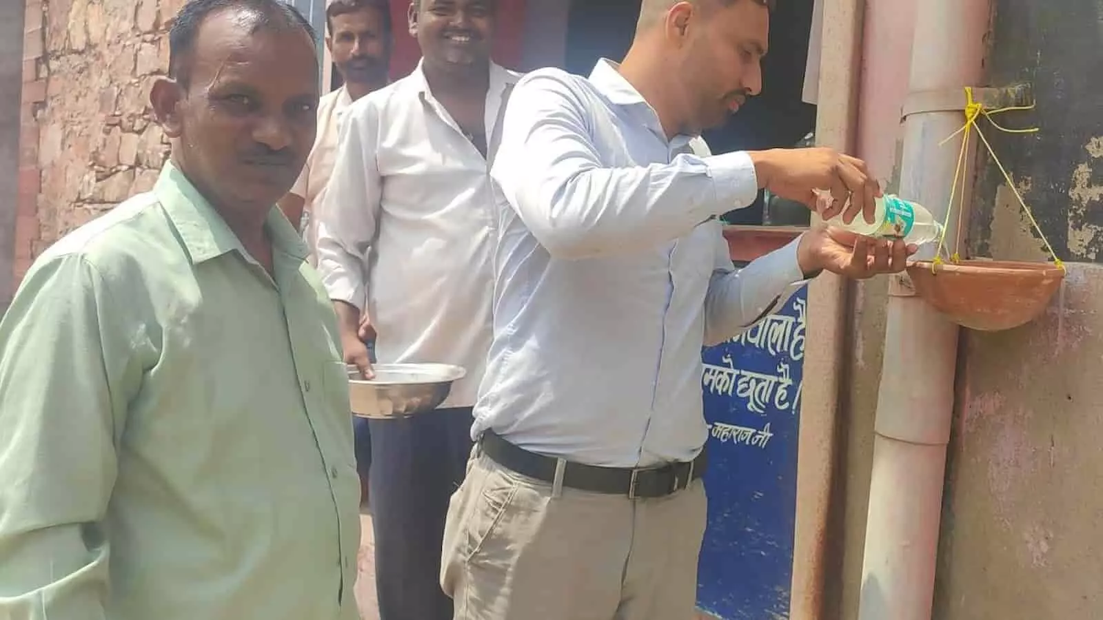 भुसावर में राशन दुकान का निरीक्षण करते हुए प्रवर्तन निरीक्षक सुशील कुमार और स्थानीय राशन डीलर