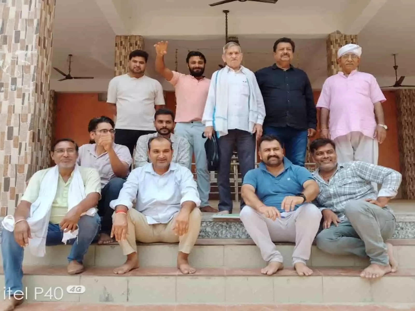 पार वाले हनुमान जी मंदिर भुसावर में परशुराम शोभायात्रा की बैठक के बाद सीढ़ियों पर बैठे ब्राह्मण समाज के लोग।