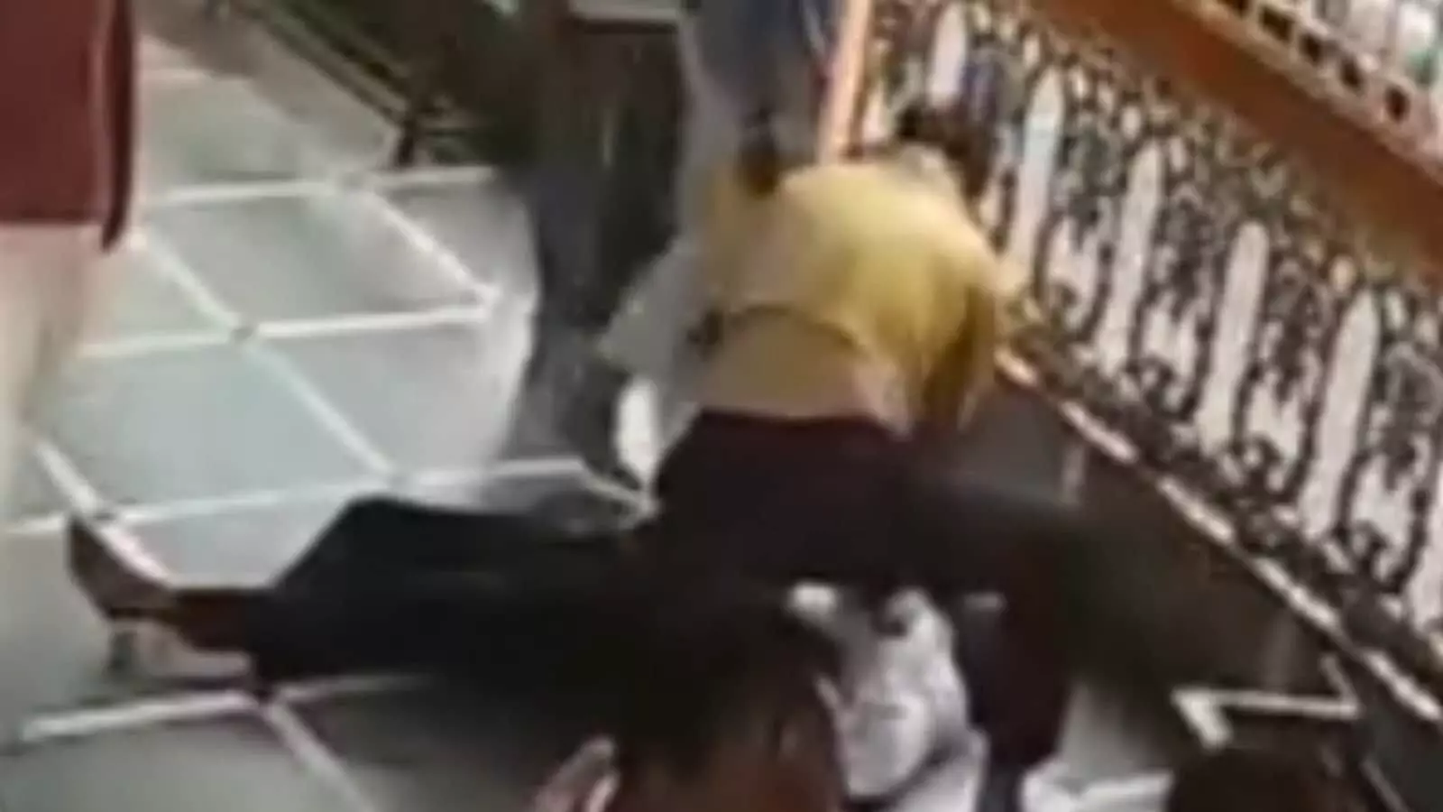 लातूर के श्री औसा हनुमान मंदिर में युवक चैतन्य सदरे द्वारा श्रद्धालु को सीपीआर दिया जा रहा है। लातूर के श्री औसा हनुमान मंदिर में युवक चैतन्य सदरे द्वारा श्रद्धालु को सीपीआर दिया जा रहा है।