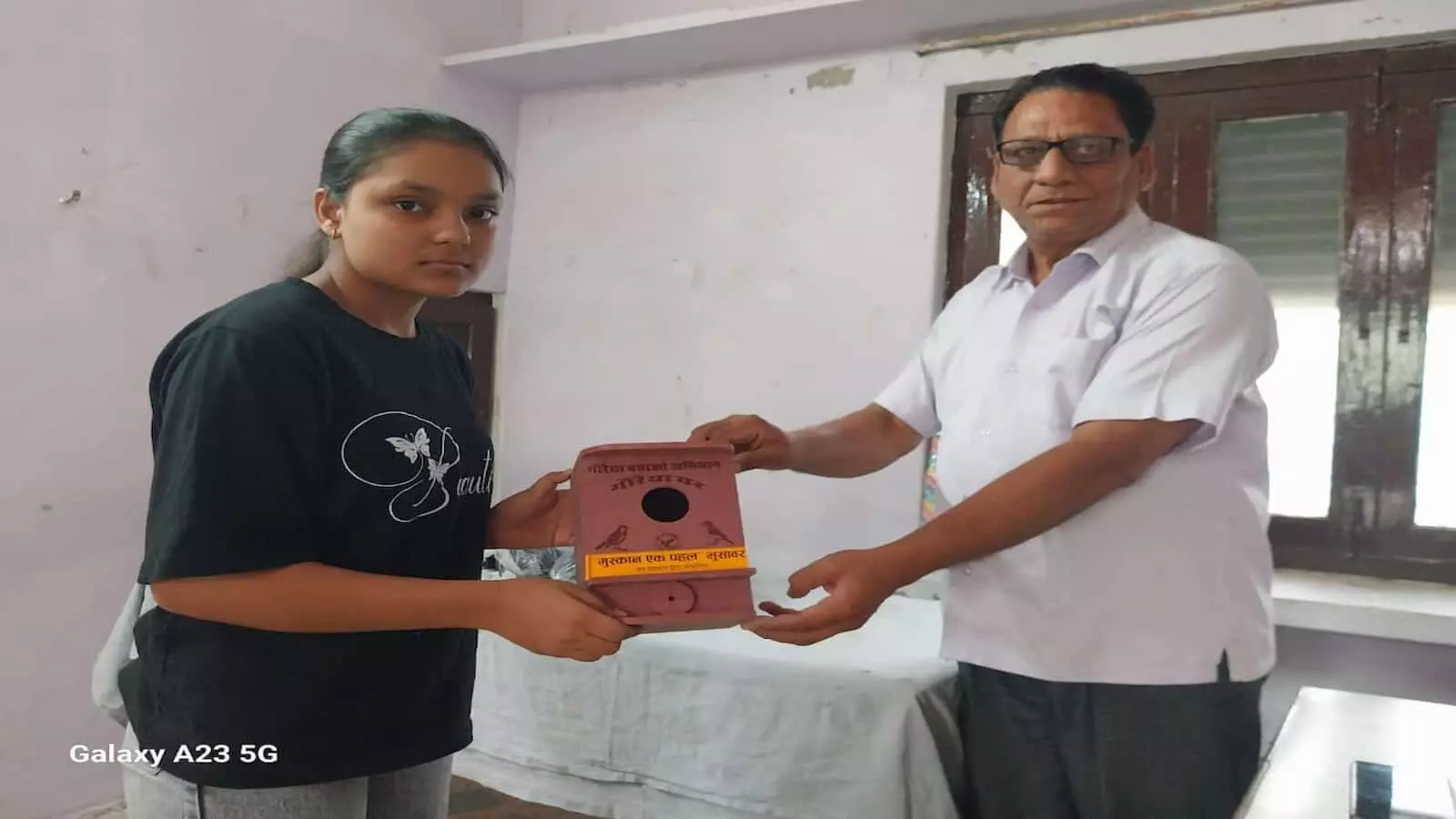 भुसावर में आयोजित ऑनलाइन क्विज प्रतियोगिता के पुरस्कार वितरण समारोह में मंच पर विजेताओं को सम्मानित करते अतिथि।