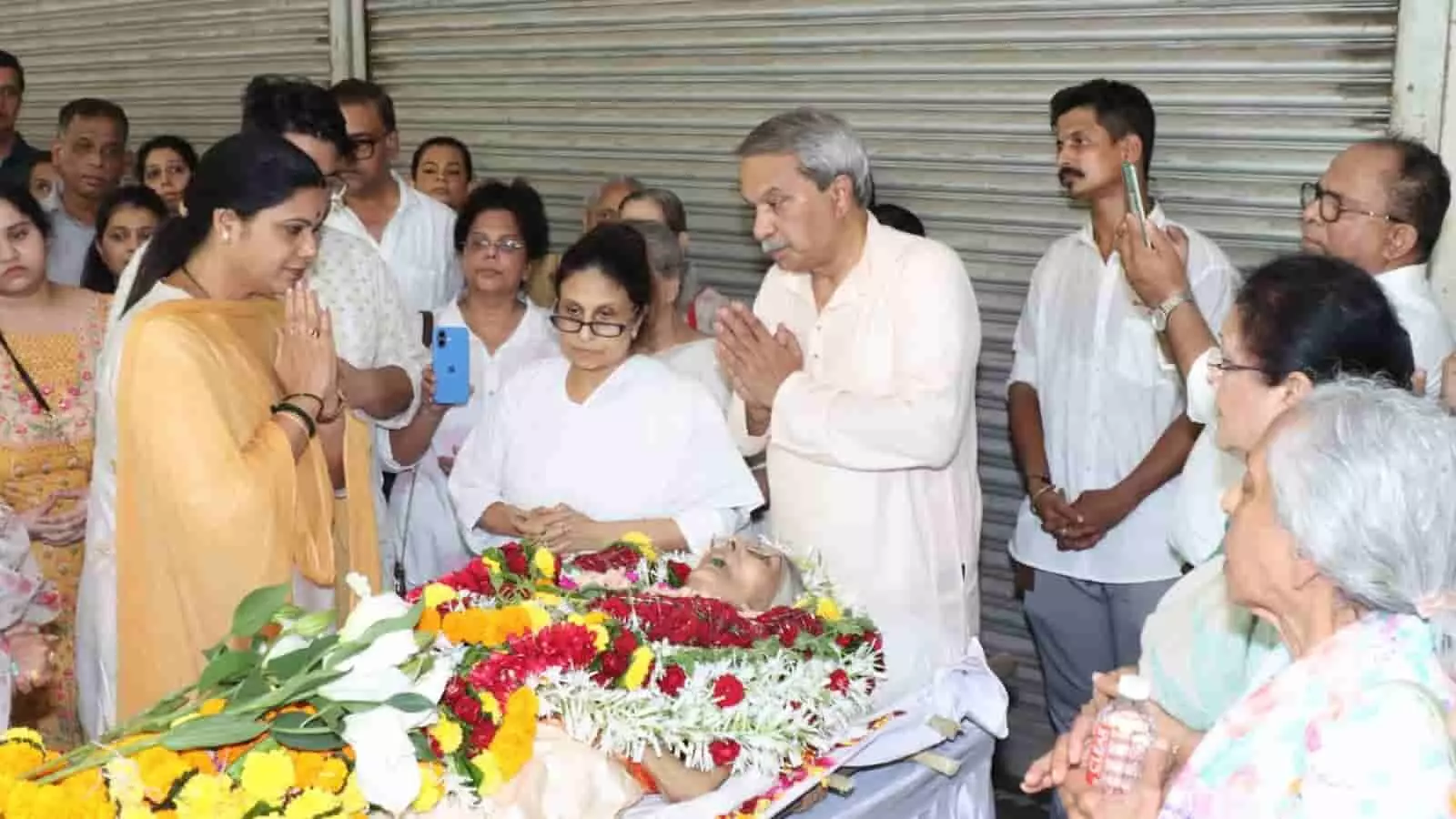 महापौर रितू तावडे मुंबई में दिवंगत गायिका सुमन कल्याणपुर को श्रद्धांजलि अर्पित कर रही हैं। महापौर रितू तावडे मुंबई में दिवंगत गायिका सुमन कल्याणपुर को श्रद्धांजलि अर्पित कर रही हैं।