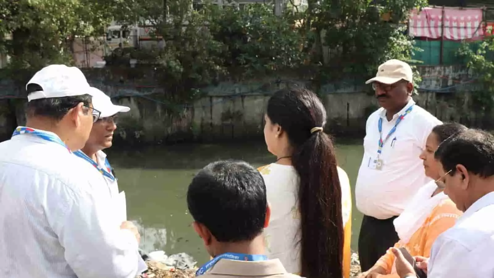 मुंबई की महापौर रितू तावडे घाटकोपर नाले के पास सफाई कार्यों का निरीक्षण कर रही हैं। मुंबई की महापौर रितू तावडे घाटकोपर नाले के पास सफाई कार्यों का निरीक्षण कर रही हैं।