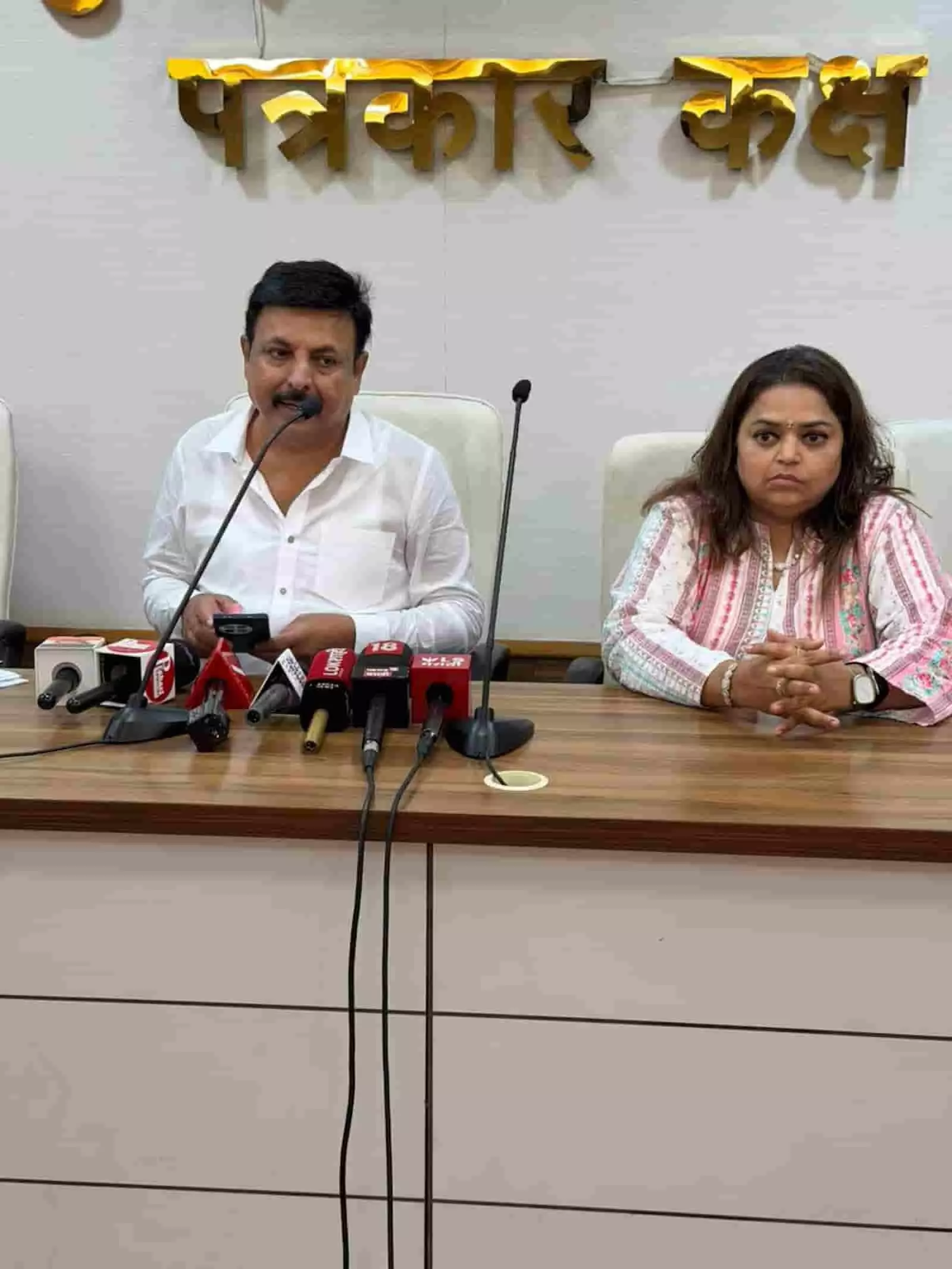 पत्रकार कक्ष में प्रेस कॉन्फ्रेंस के दौरान सपा नेता अशरफ आज़मी और अन्य उपस्थित। पत्रकार कक्ष में प्रेस कॉन्फ्रेंस के दौरान सपा नेता अशरफ आज़मी और अन्य उपस्थित।