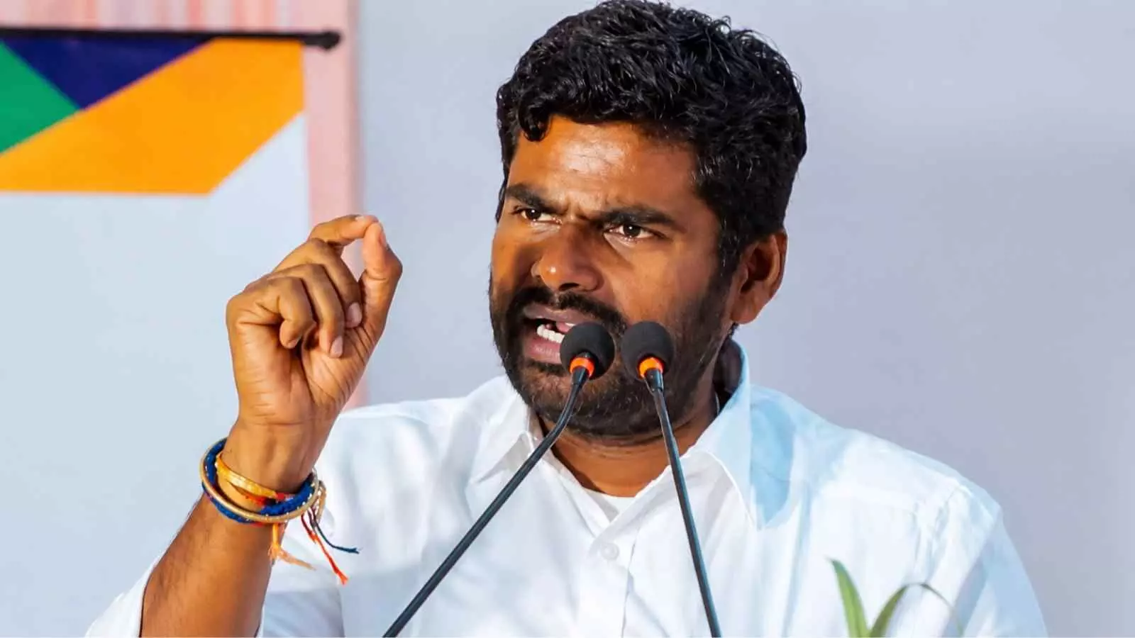 पोडियम पर लगे दो माइक के सामने सफेद शर्ट पहने बोलते हुए नेता के अन्नामलाई। पोडियम पर लगे दो माइक के सामने सफेद शर्ट पहने बोलते हुए नेता के अन्नामलाई।