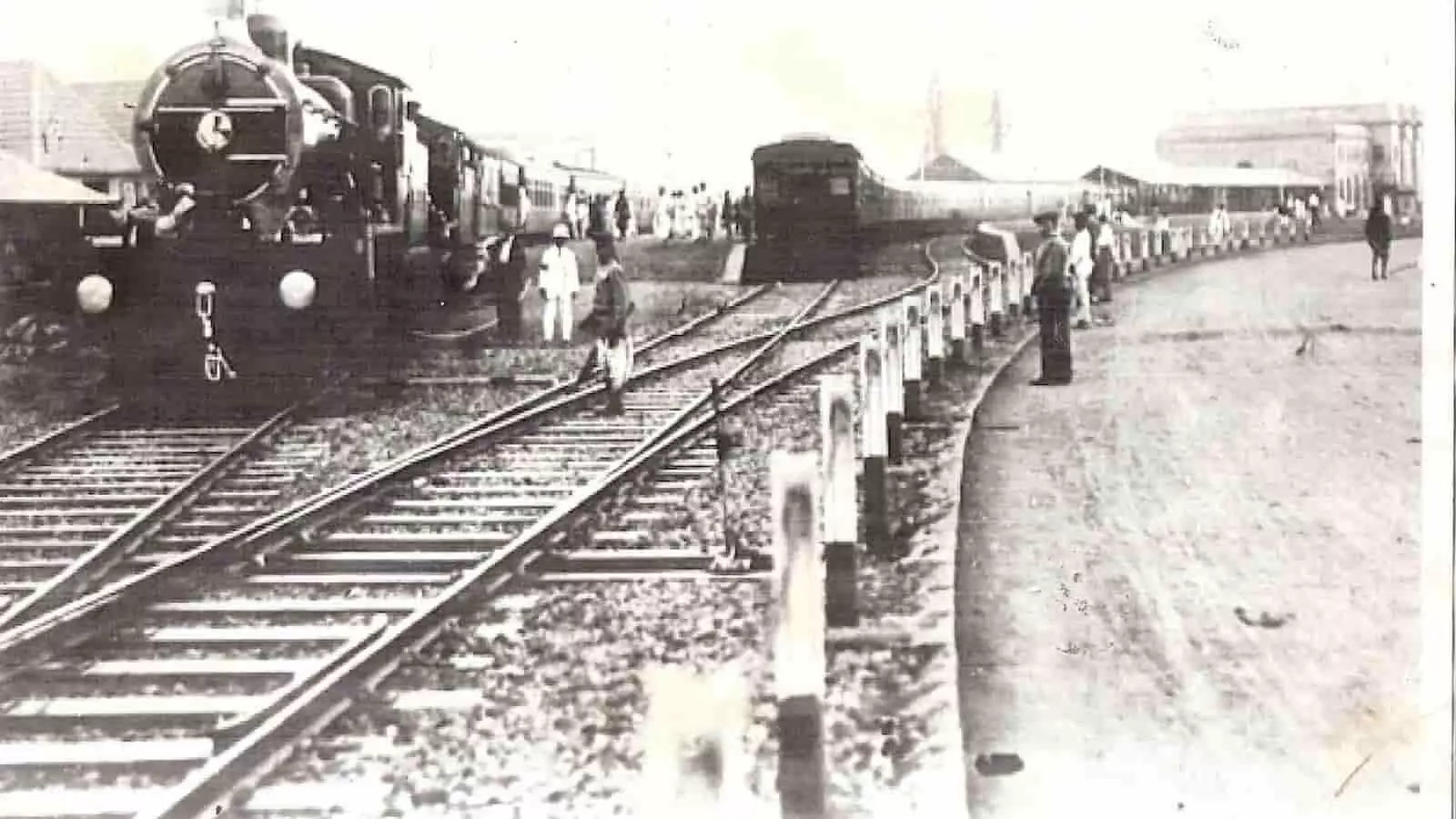 पुरानी तस्वीर में बॉम्बे स्टेशन पर खड़ी पंजाब मेल ट्रेन और रेलवे कर्मचारी दिख रहे हैं। पुरानी तस्वीर में बॉम्बे स्टेशन पर खड़ी पंजाब मेल ट्रेन और रेलवे कर्मचारी दिख रहे हैं।