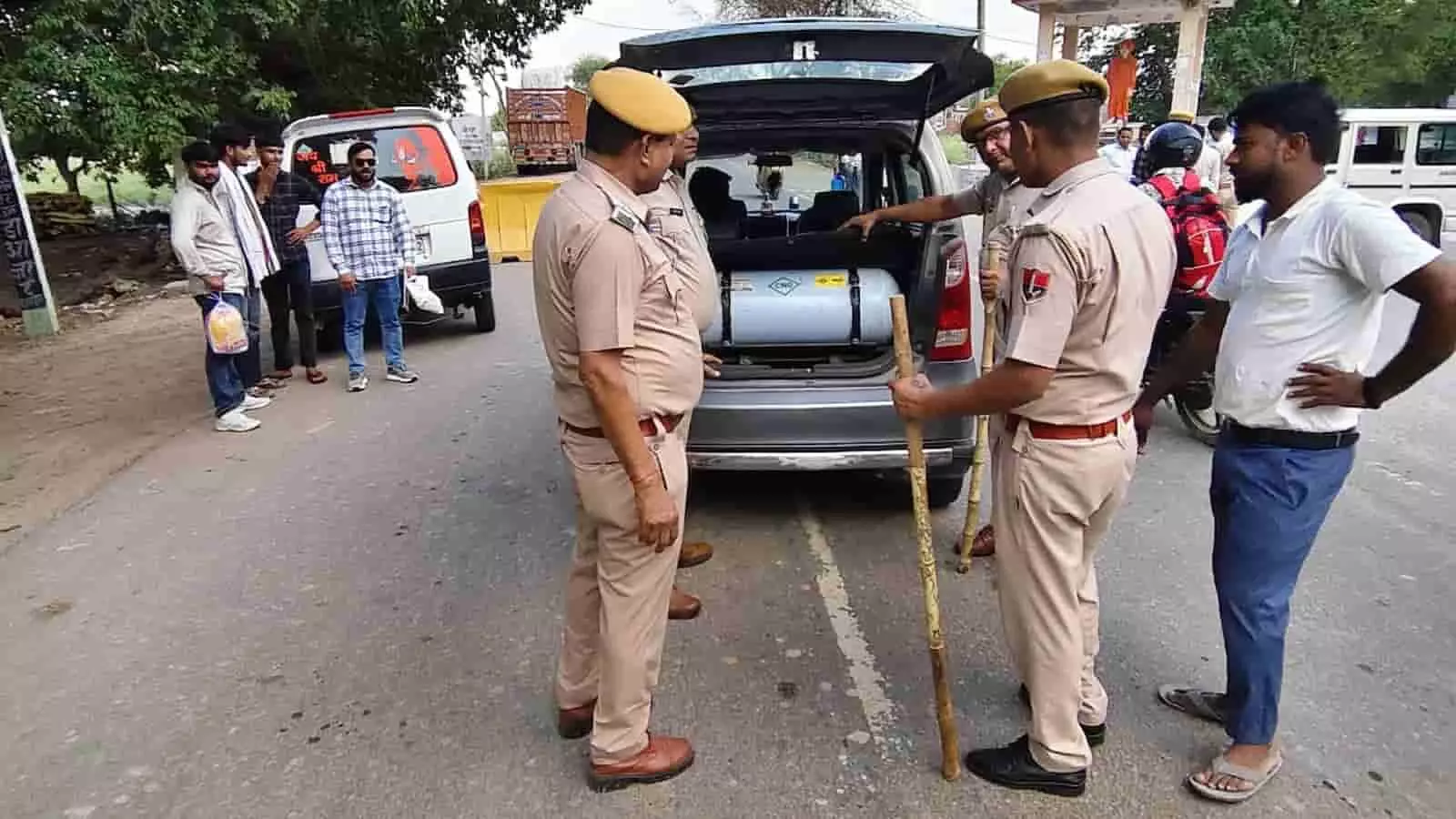 धौलपुर में सड़क पर लगे पुलिस बैरिकेड्स के पास वाहनों की चेकिंग करते राजस्थान पुलिस के जवान धौलपुर में सड़क पर लगे पुलिस बैरिकेड्स के पास वाहनों की चेकिंग करते राजस्थान पुलिस के जवान