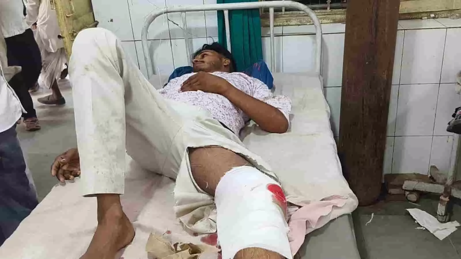 अस्पताल में भर्ती घायल युवक जिसका बयाना में सड़क हादसे में उपचार चल रहा है।
