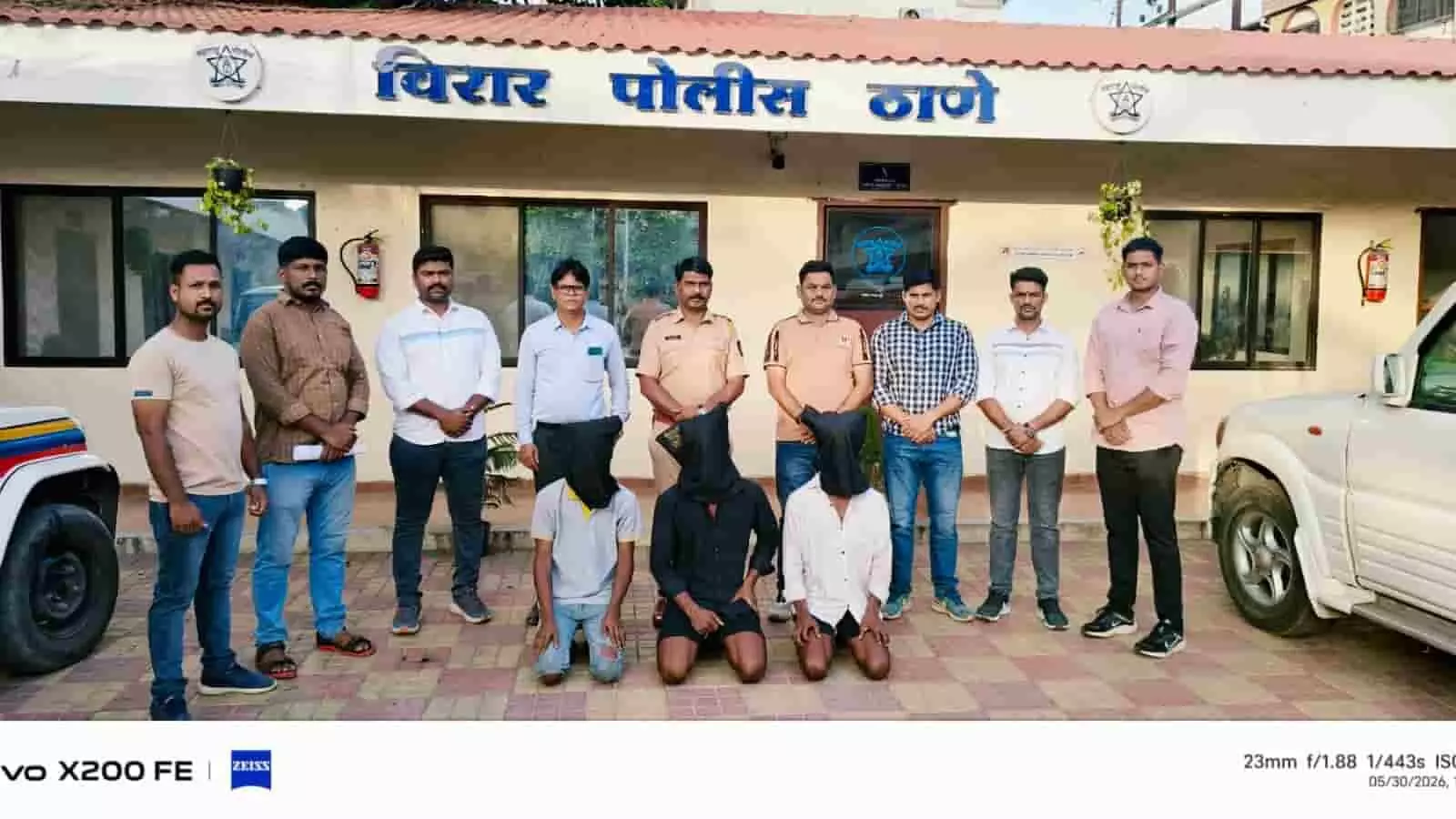 विरार पुलिस स्टेशन के बाहर गिरफ्तार आरोपी और पुलिस की टीम नजर आ रही है। विरार पुलिस स्टेशन के बाहर गिरफ्तार आरोपी और पुलिस की टीम नजर आ रही है।
