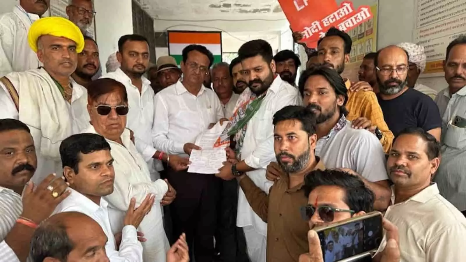 आमेट बस स्टैंड पर केंद्र सरकार के खिलाफ प्रदर्शन करते कांग्रेस कार्यकर्ता और नेता आमेट बस स्टैंड पर केंद्र सरकार के खिलाफ प्रदर्शन करते कांग्रेस कार्यकर्ता और नेता